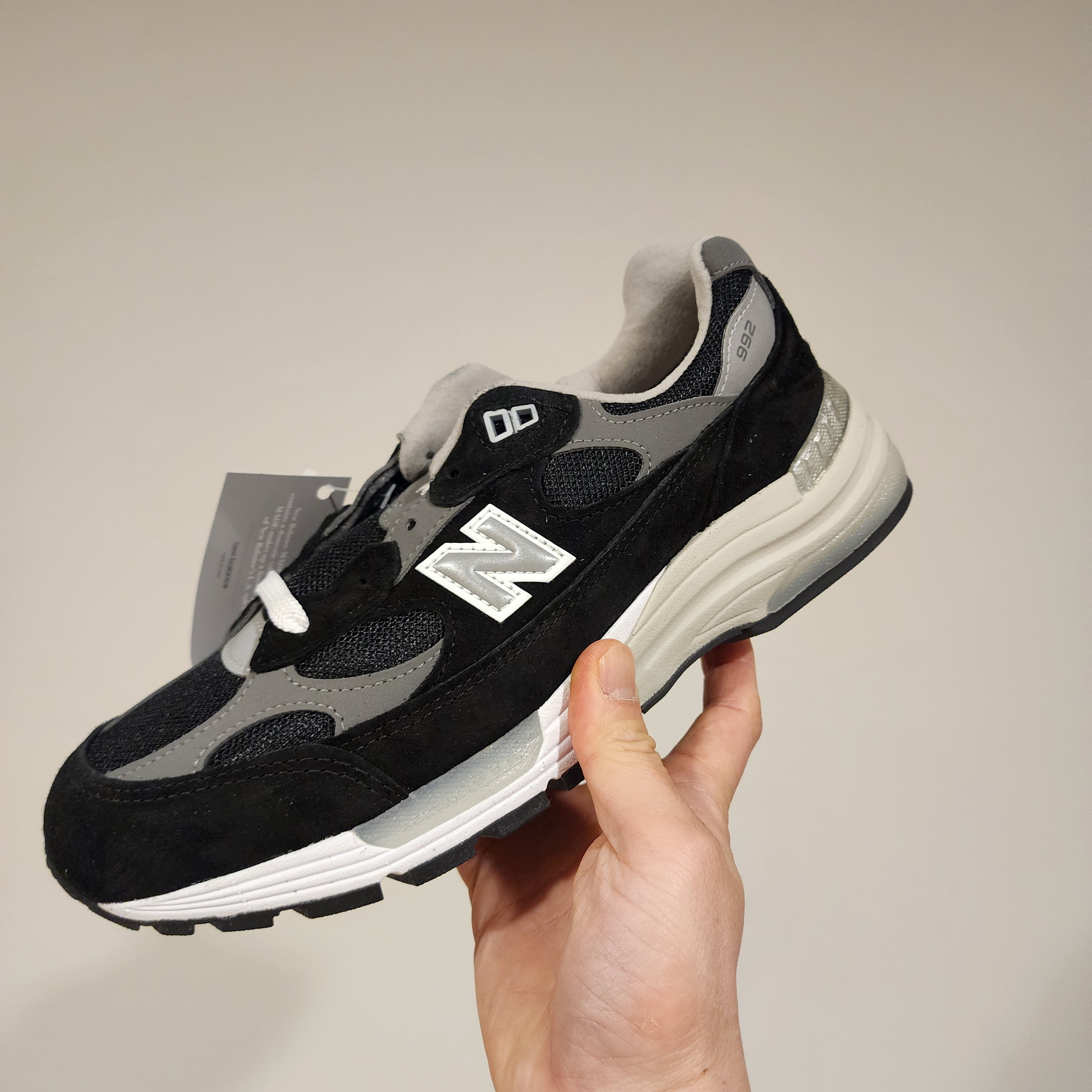 New Balance 992 Made in USA Core Black Grey 착용 스타일 - 1