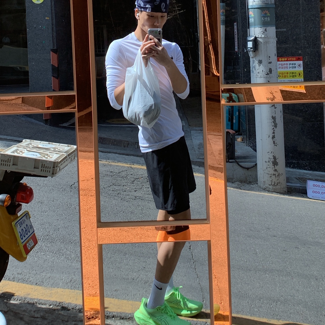 Asics Novablast 4 Illuminate Green Lime Burst - 2E Wide 착용 스타일 - 2