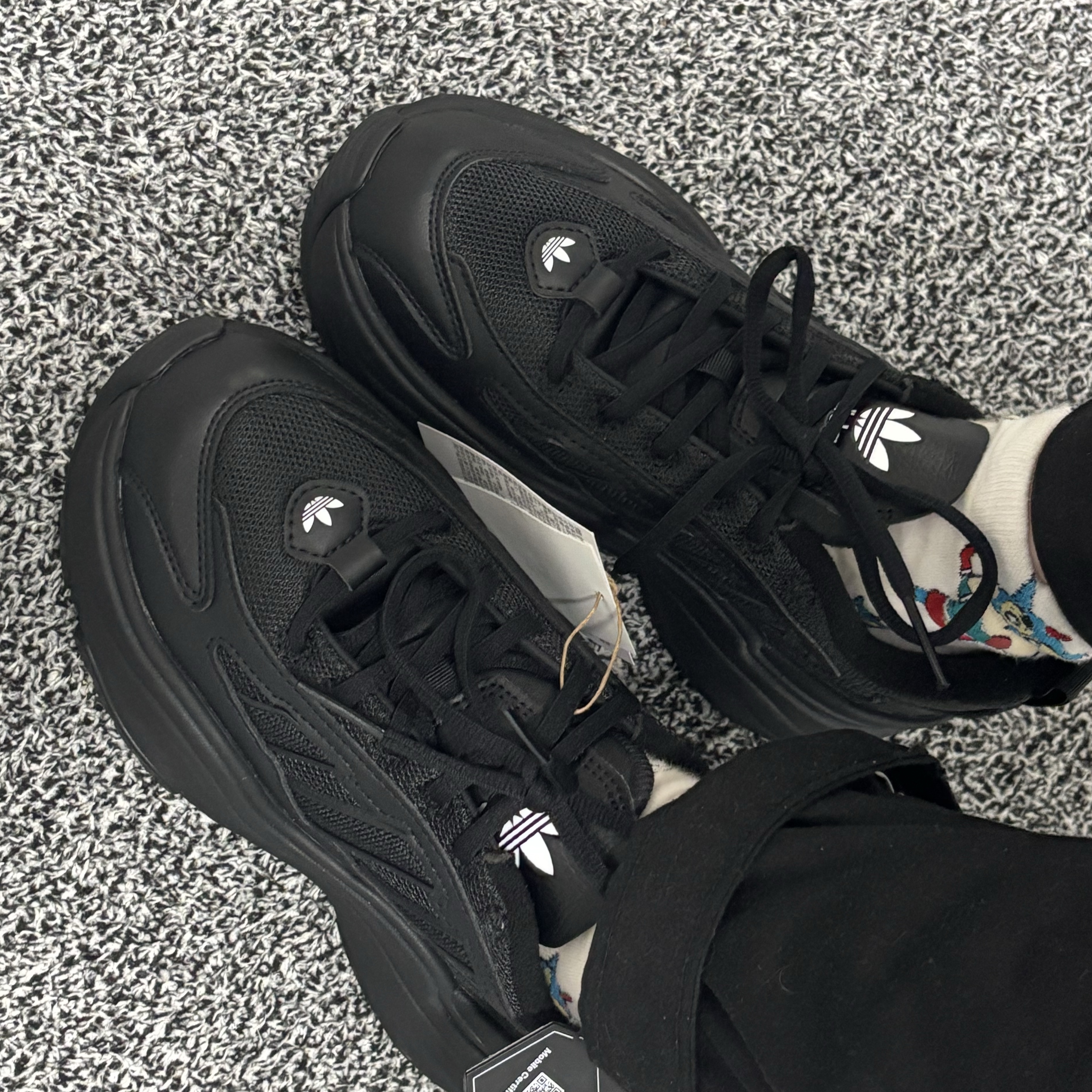 (W) Adidas Ozgaia Core Black 착용 스타일