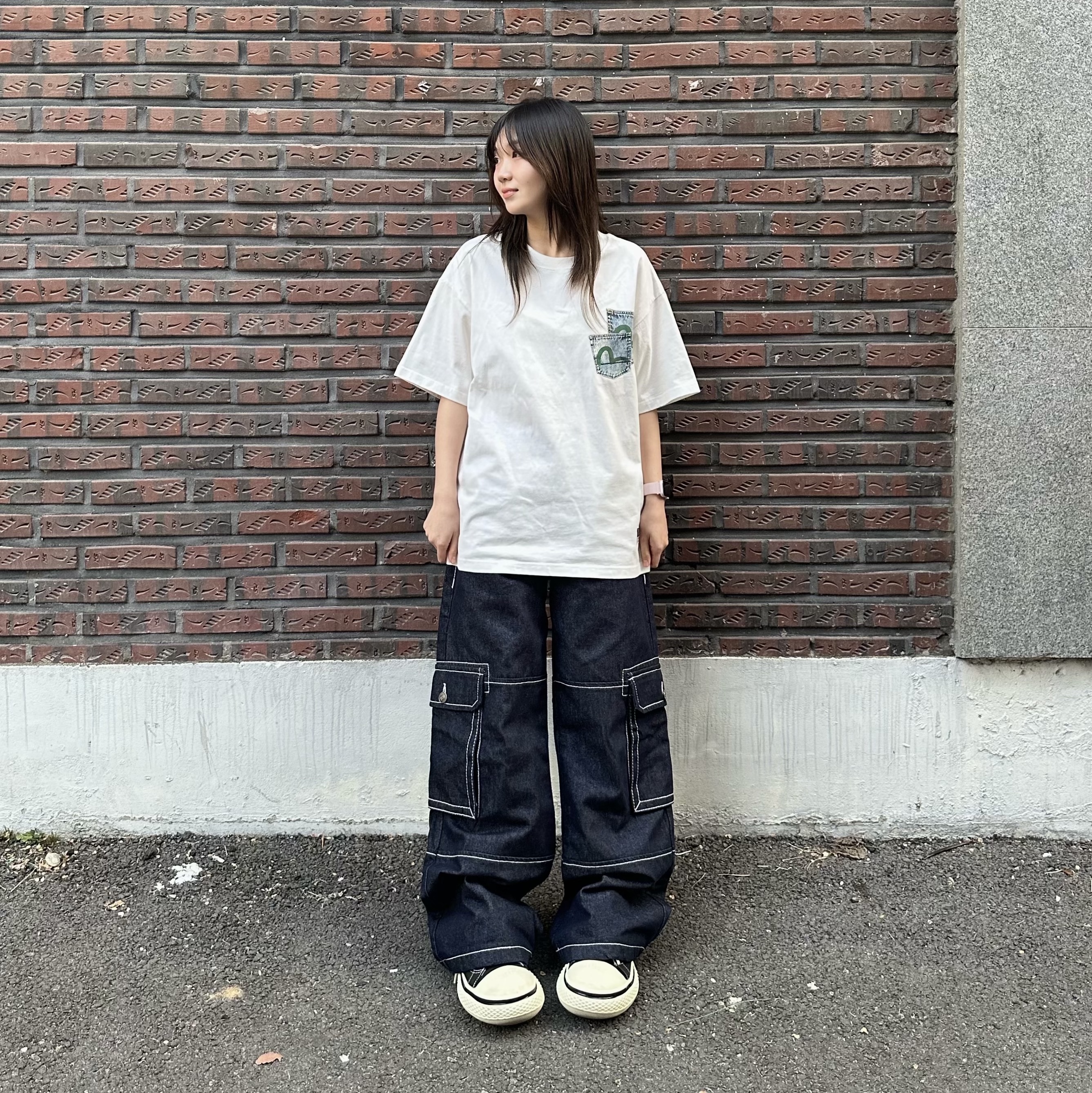Old Order x Disney Big Head Canvas Mickey, True Religion x KIRSH Stitch Point Denim Cargo Pants Blue Denim 착용 스타일 - 2