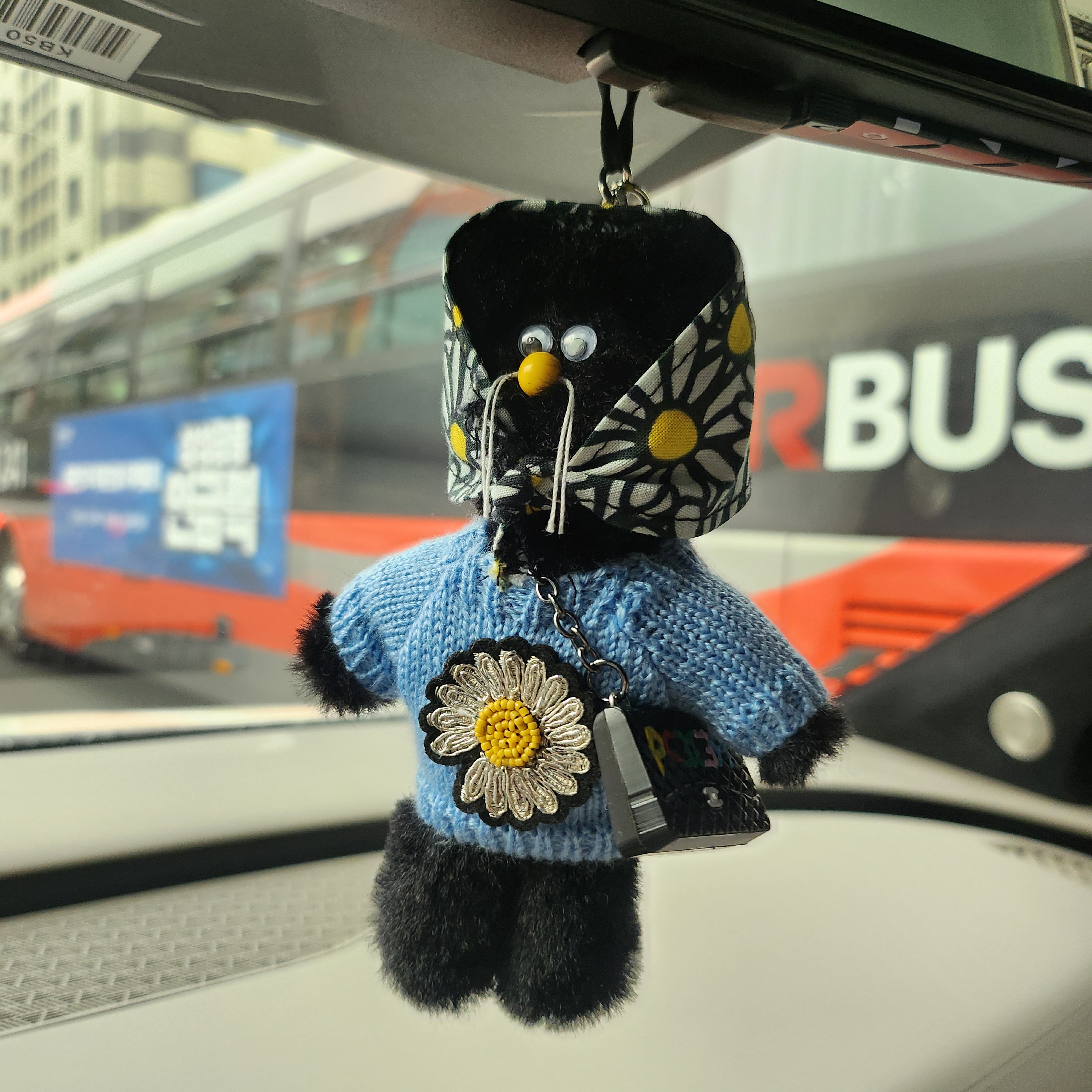 Monamhee x Peaceminusone Daihee Plush Keyring 착용 스타일