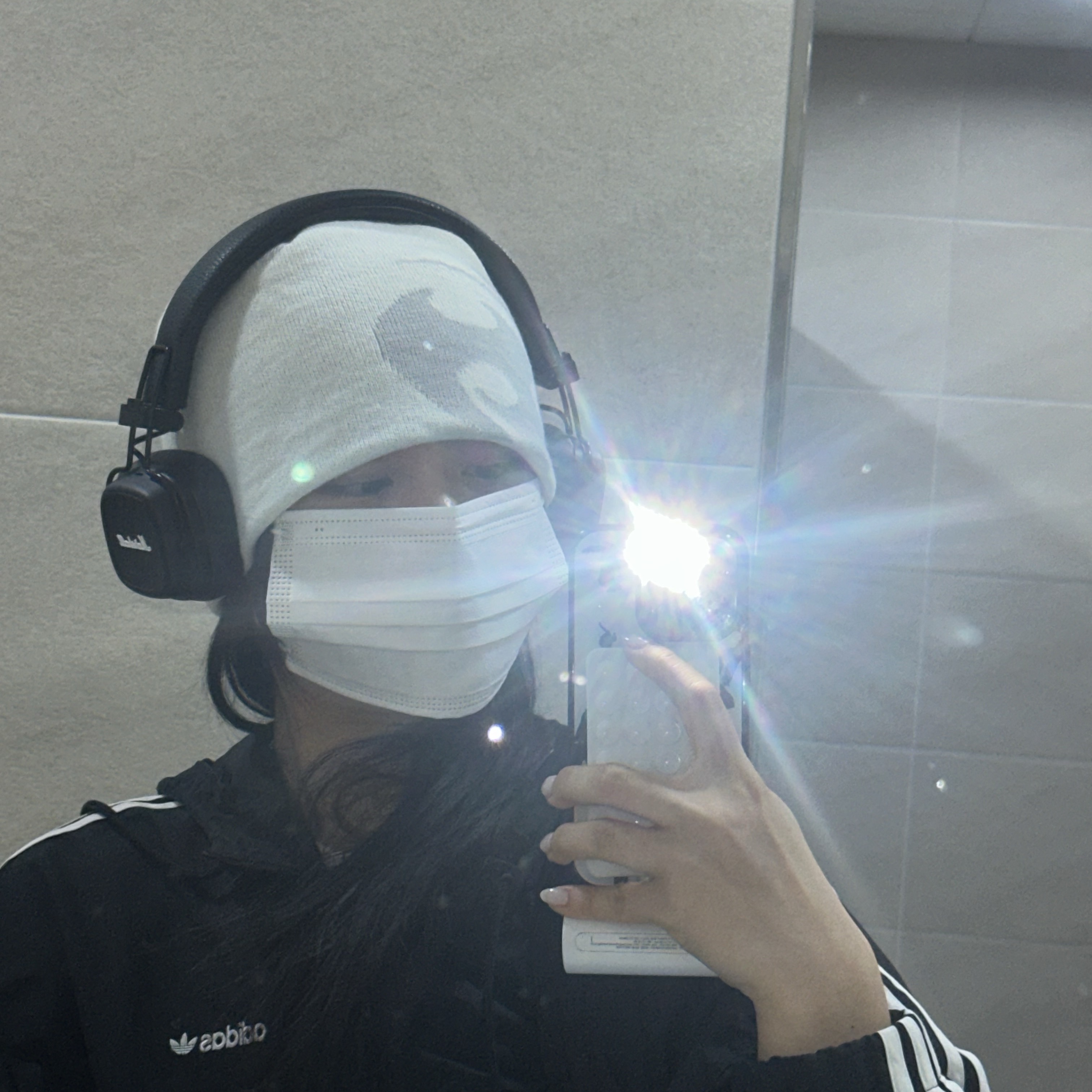 Sansan Gear Logo Beanie White 착용 스타일 - 2