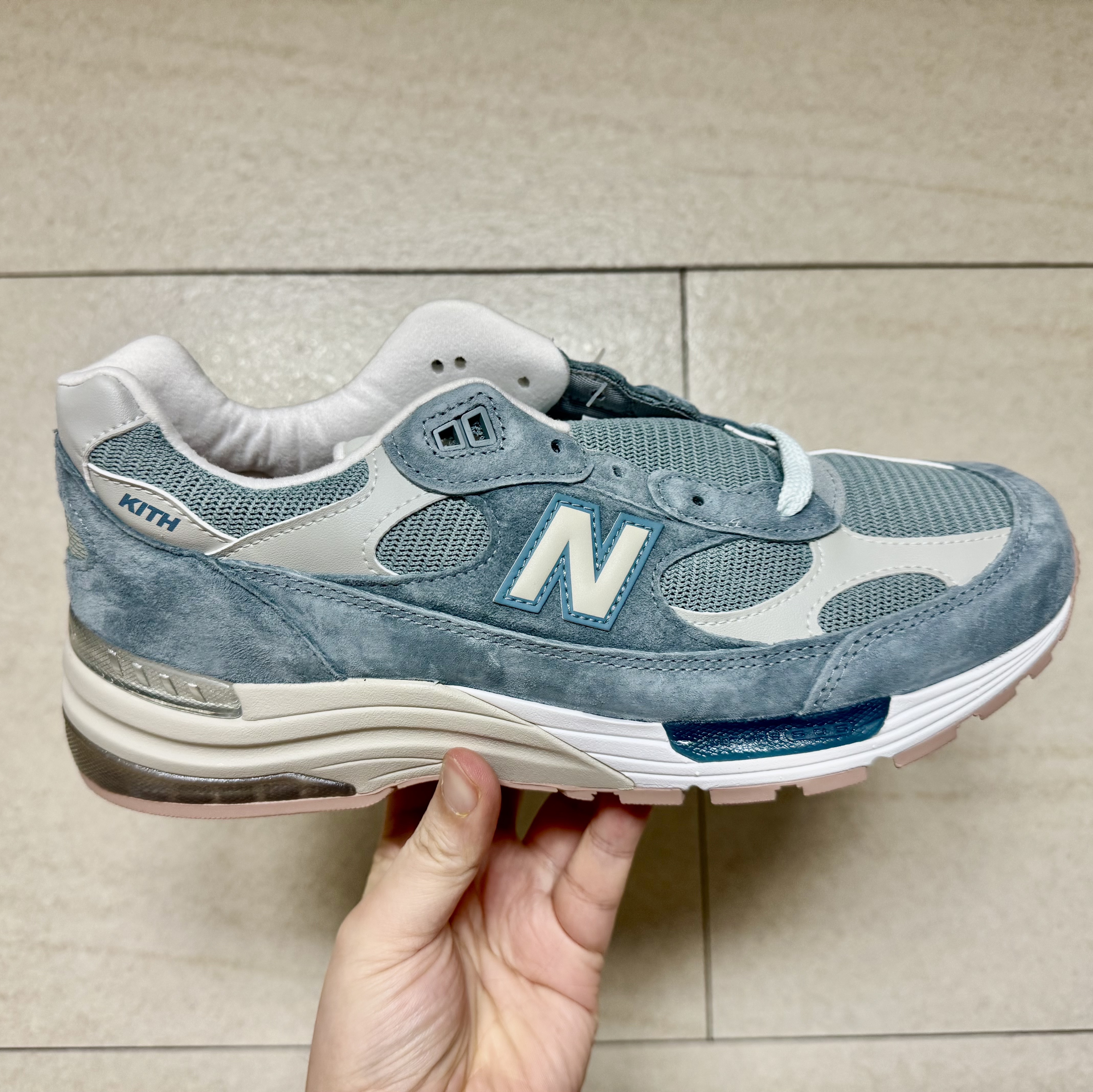 New Balance x Kith 992 Made in USA Aegean Blue Oyster 착용 스타일 - 1