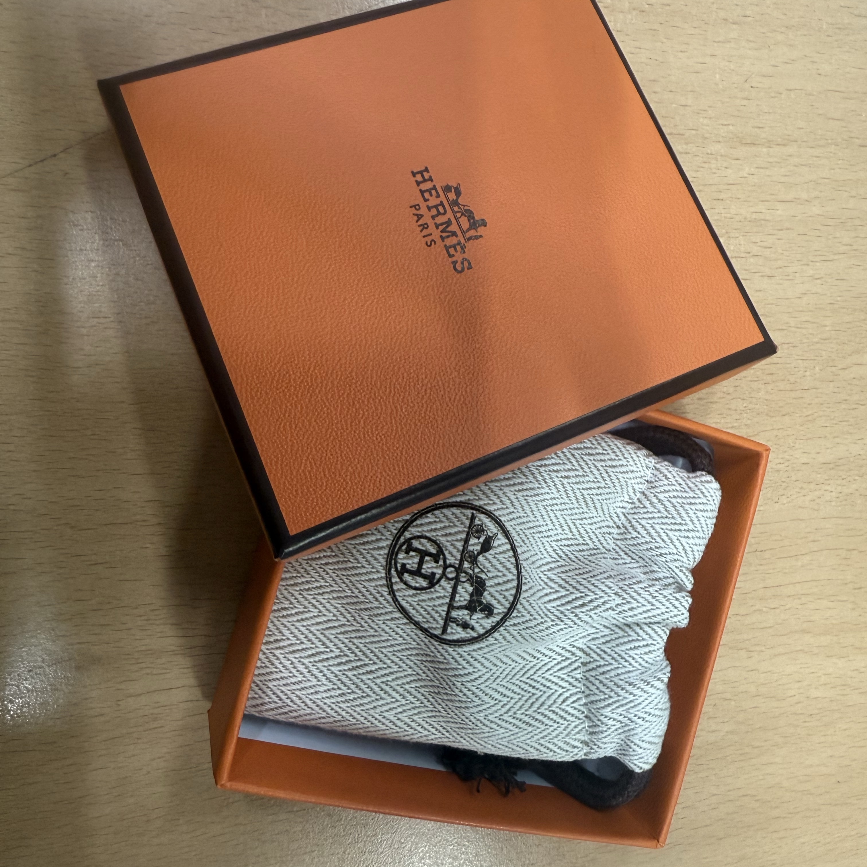 (W) Hermes Mini Pop H Earrings Gold & Marron Glace 착용 스타일