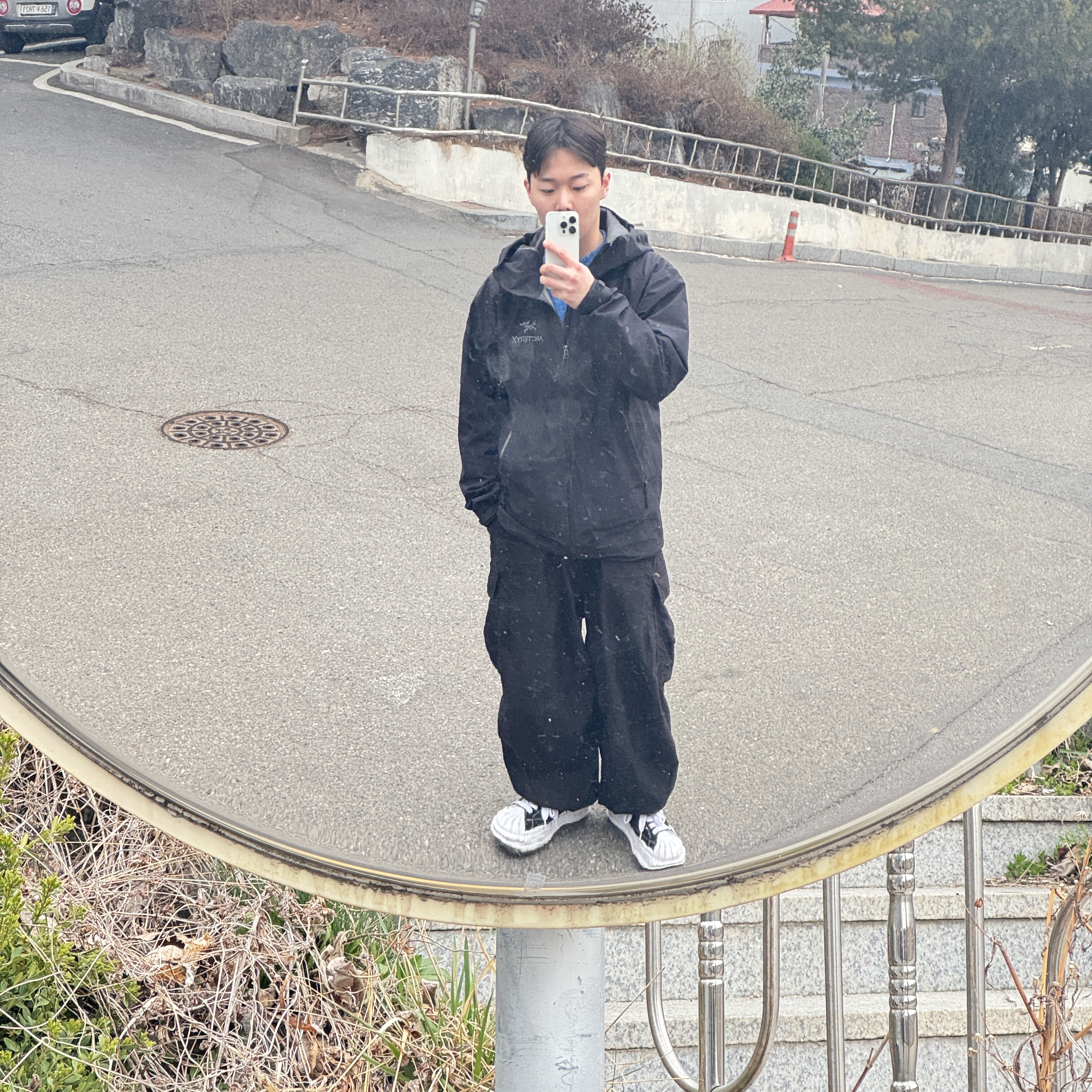 Maison Mihara Yasuhiro Blakey OG Sole Canvas Low-top Sneakers Black White, Arc'teryx Beta LT Jacket Black 착용 스타일 - 1