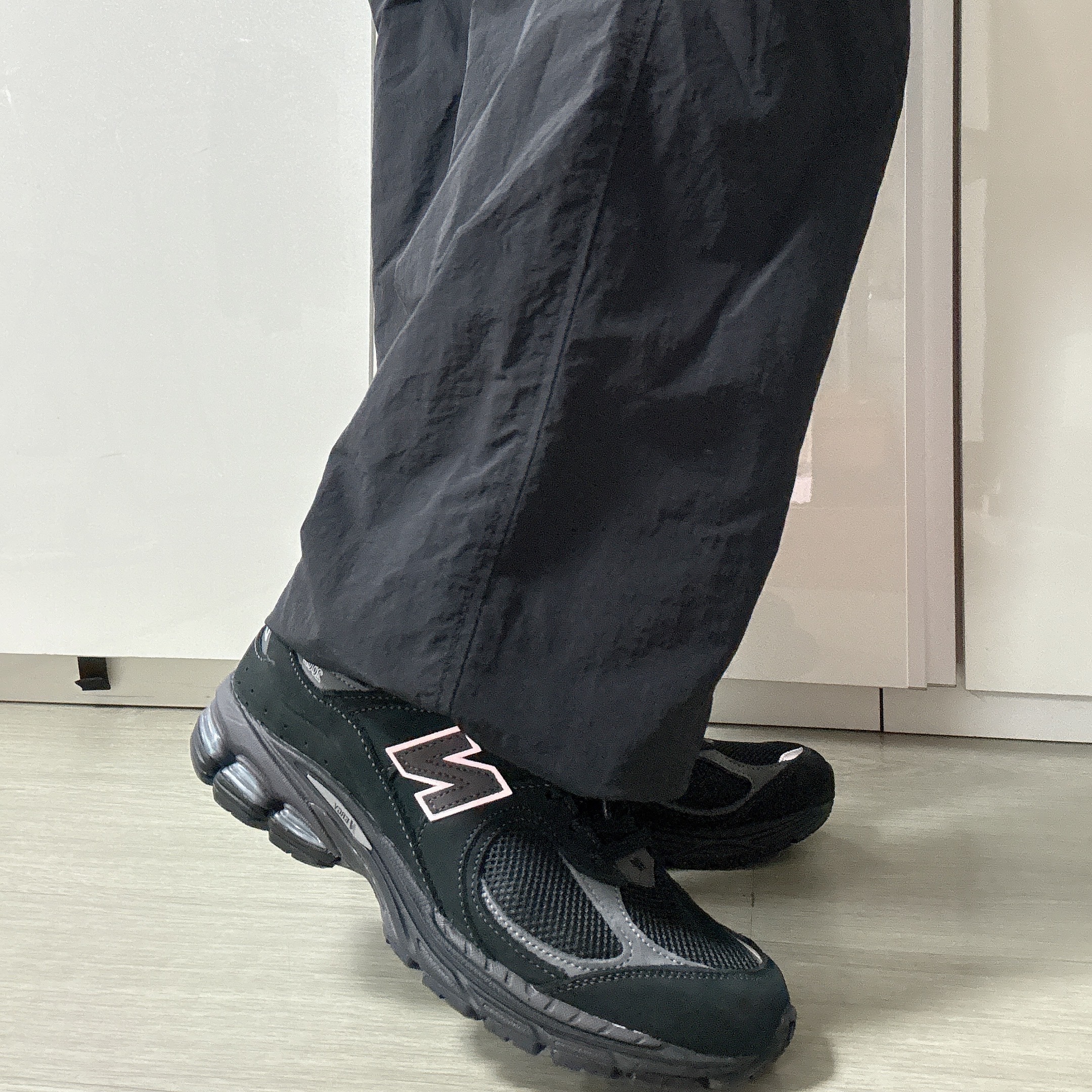 New Balance 2002R Dark Camo 착용 스타일