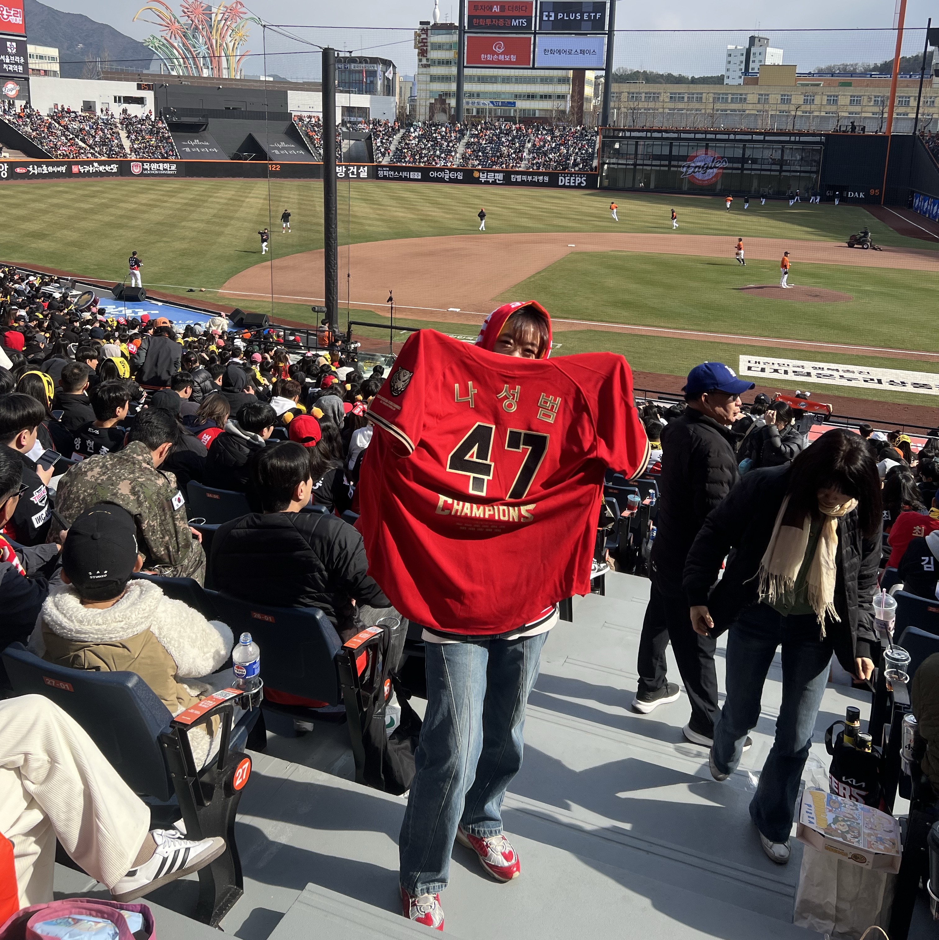 Kia Tigers x IAB Studio 24 Authentic Spring Autumn Jumper Black 착용 스타일 - 1