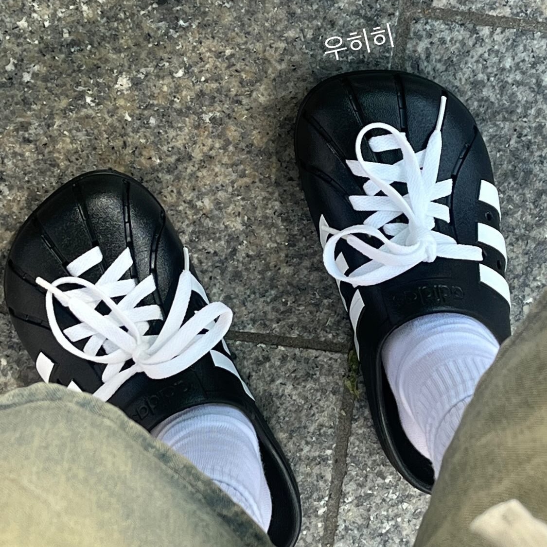 Adidas Adilette Clog Black White 착용 스타일