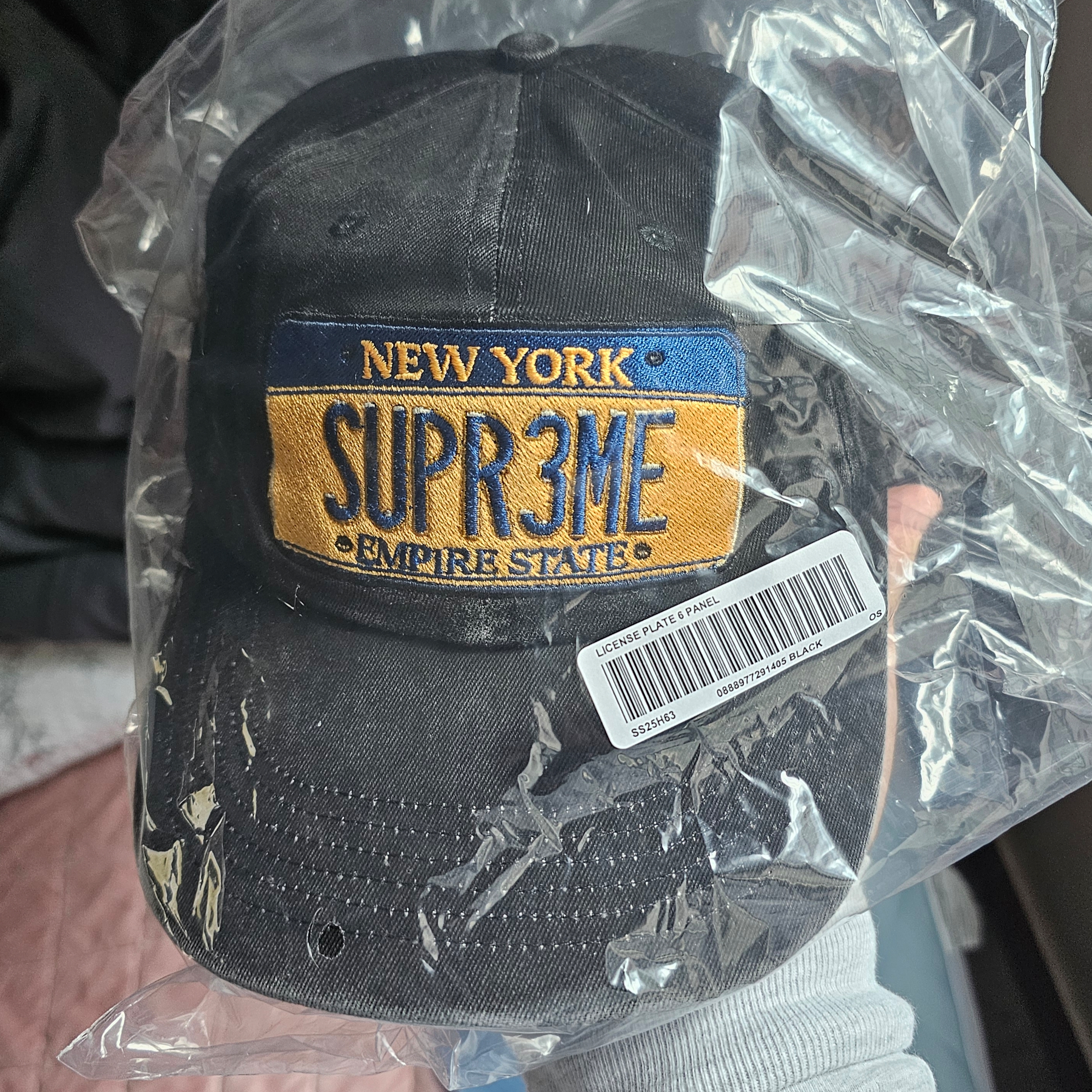 Supreme License Plate 6-Panel Black - 25SS 착용 스타일