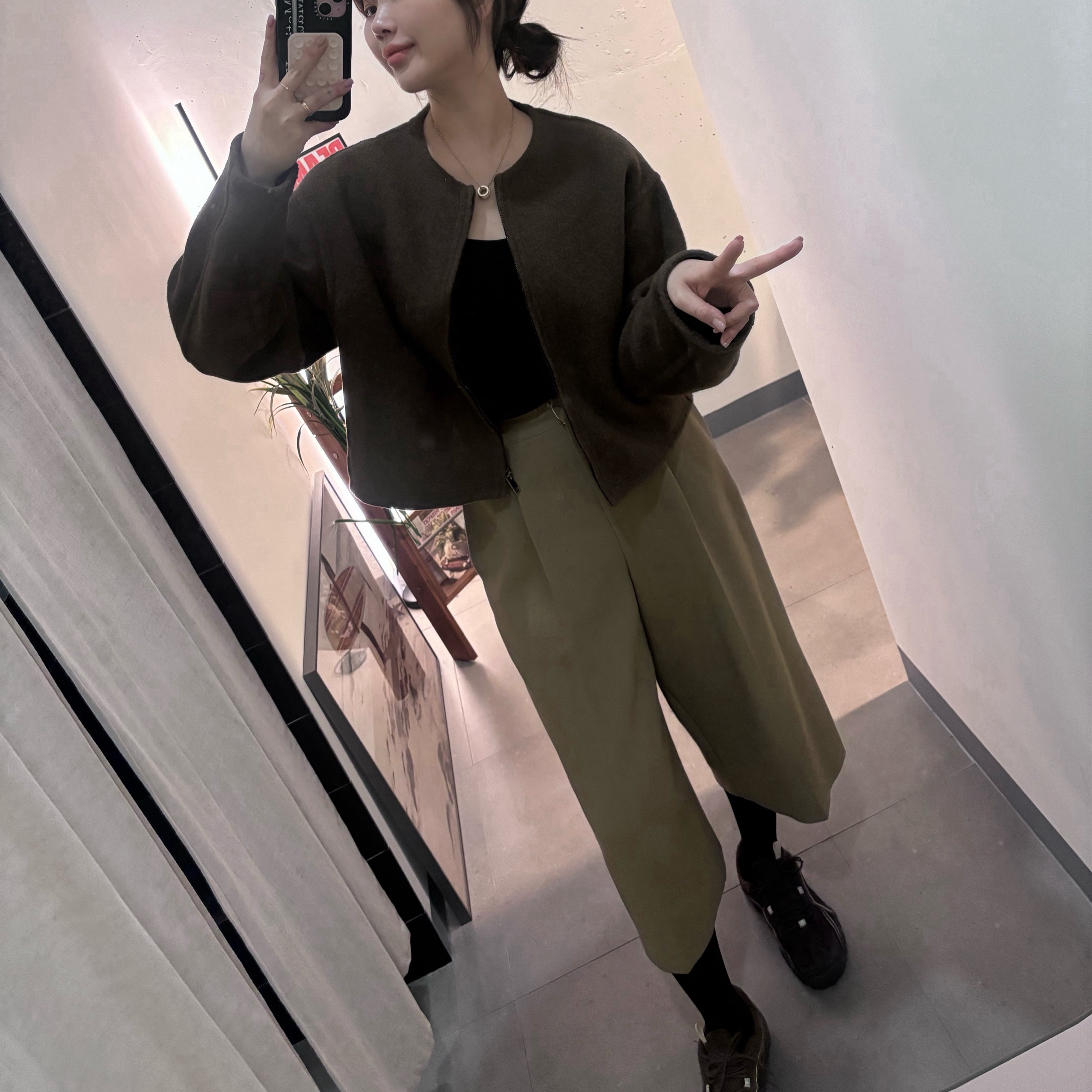 Fila Echappe Choco, Casetify x Matin Kim iPhone Black Logo Magsafe Impact Case Matte Black 착용 스타일