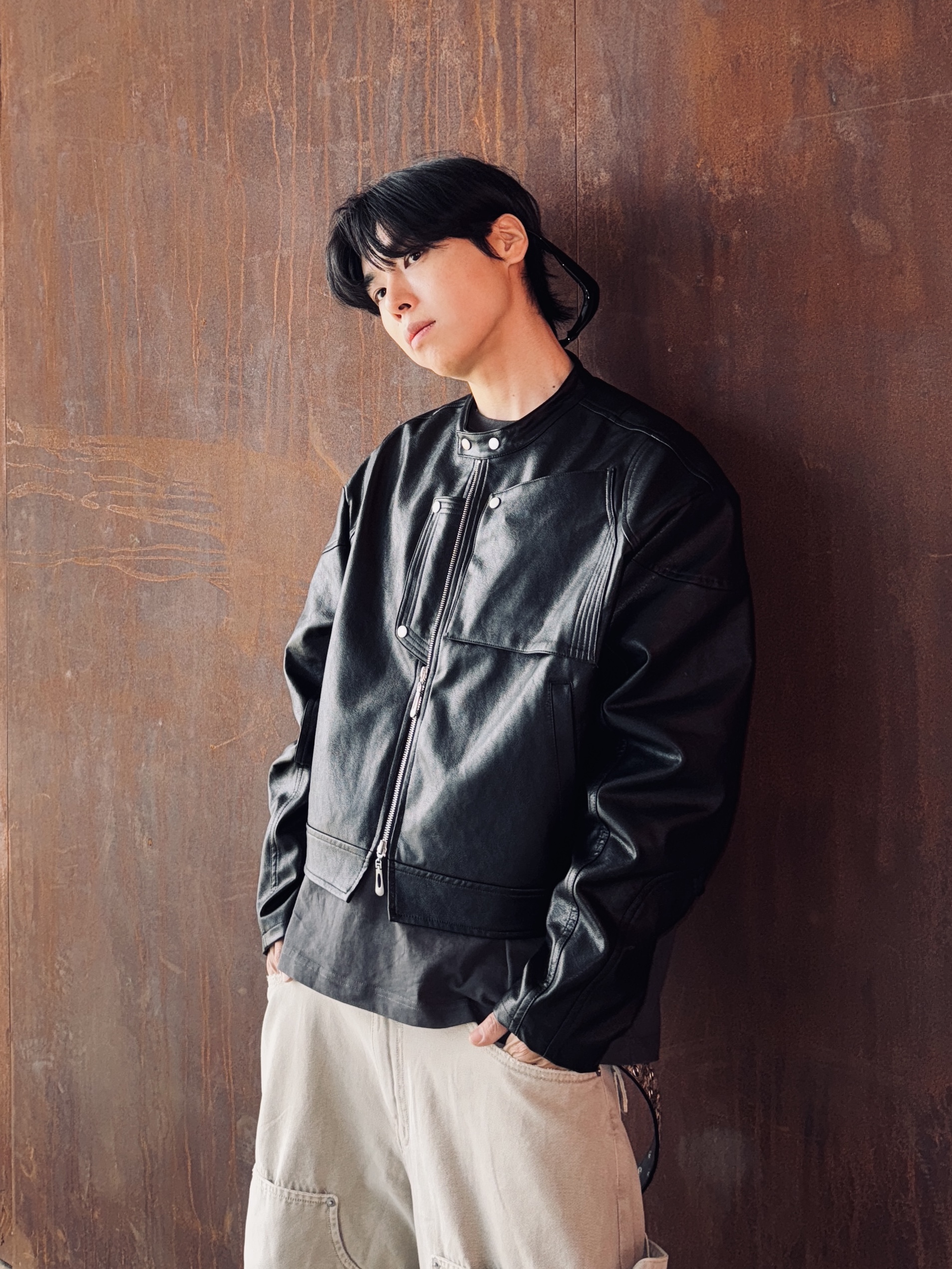 발렌시아가 스위프트 오발 선글라스 블랙, 논노드 더블 니 커버 팬츠 빈티지 베이지 착용 스타일 - 2