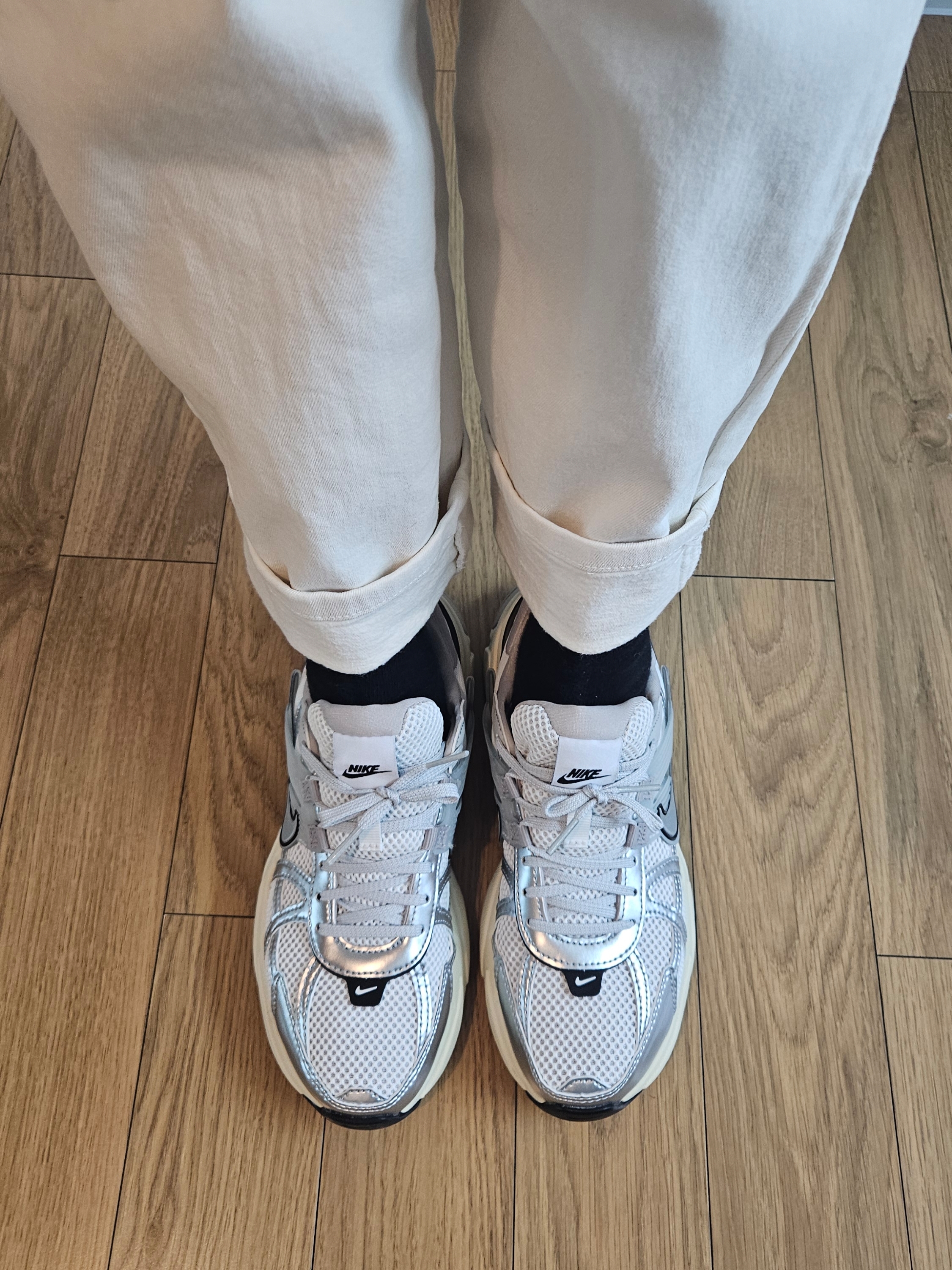 Nike V2K Run Summit White Metallic Silver 착용 스타일