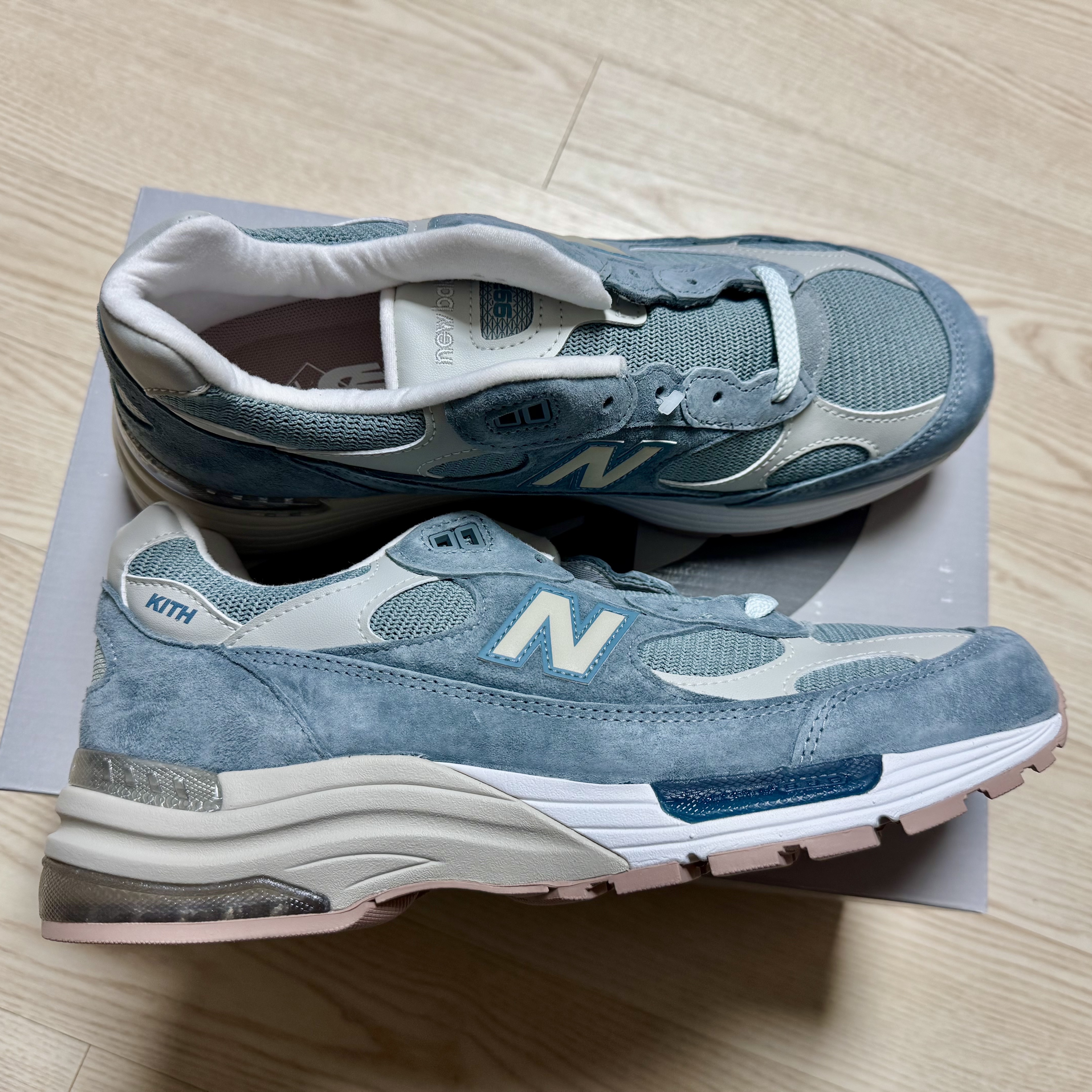 New Balance x Kith 992 Made in USA Aegean Blue Oyster 착용 스타일 - 3
