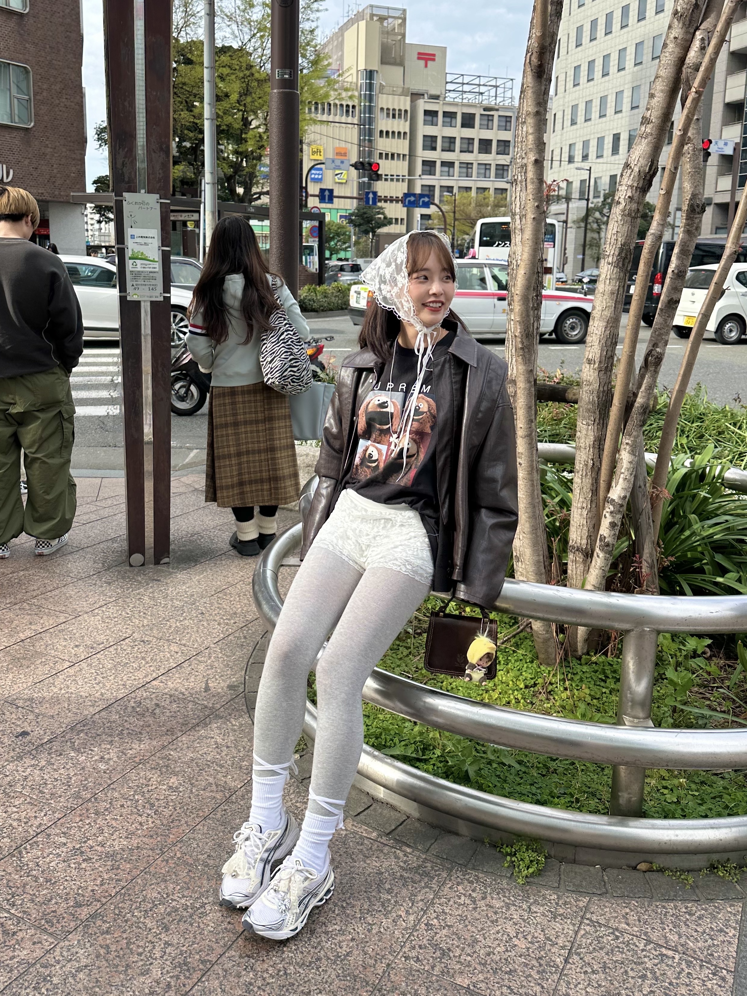 슈프림 롤프 티셔츠 블랙 - 24SS, (W) 아식스 젤 카야노 14 화이트 미드나잇 착용 스타일 - 2