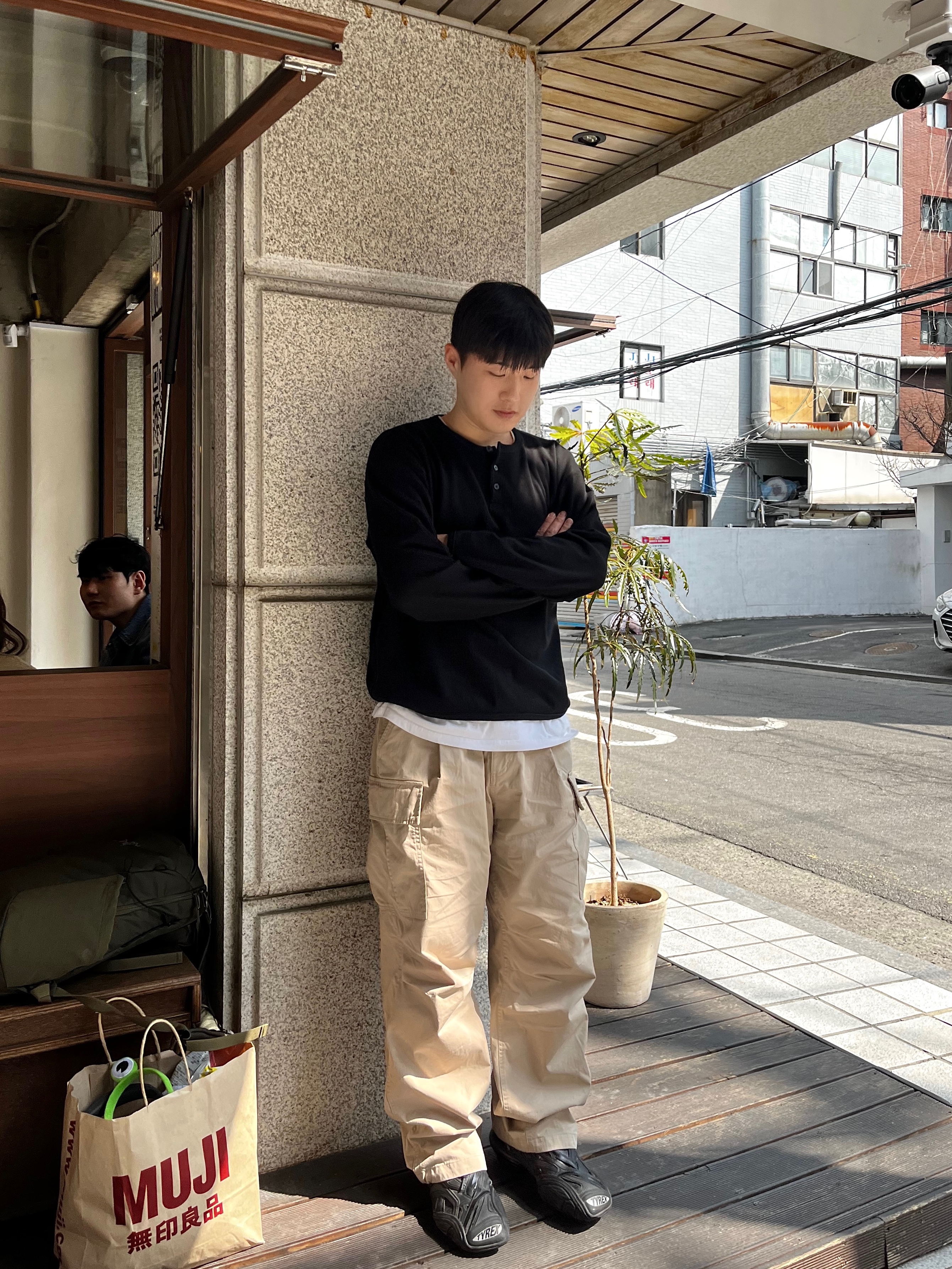 Balenciaga Tyrex Sneakers Black 착용 스타일 - 2