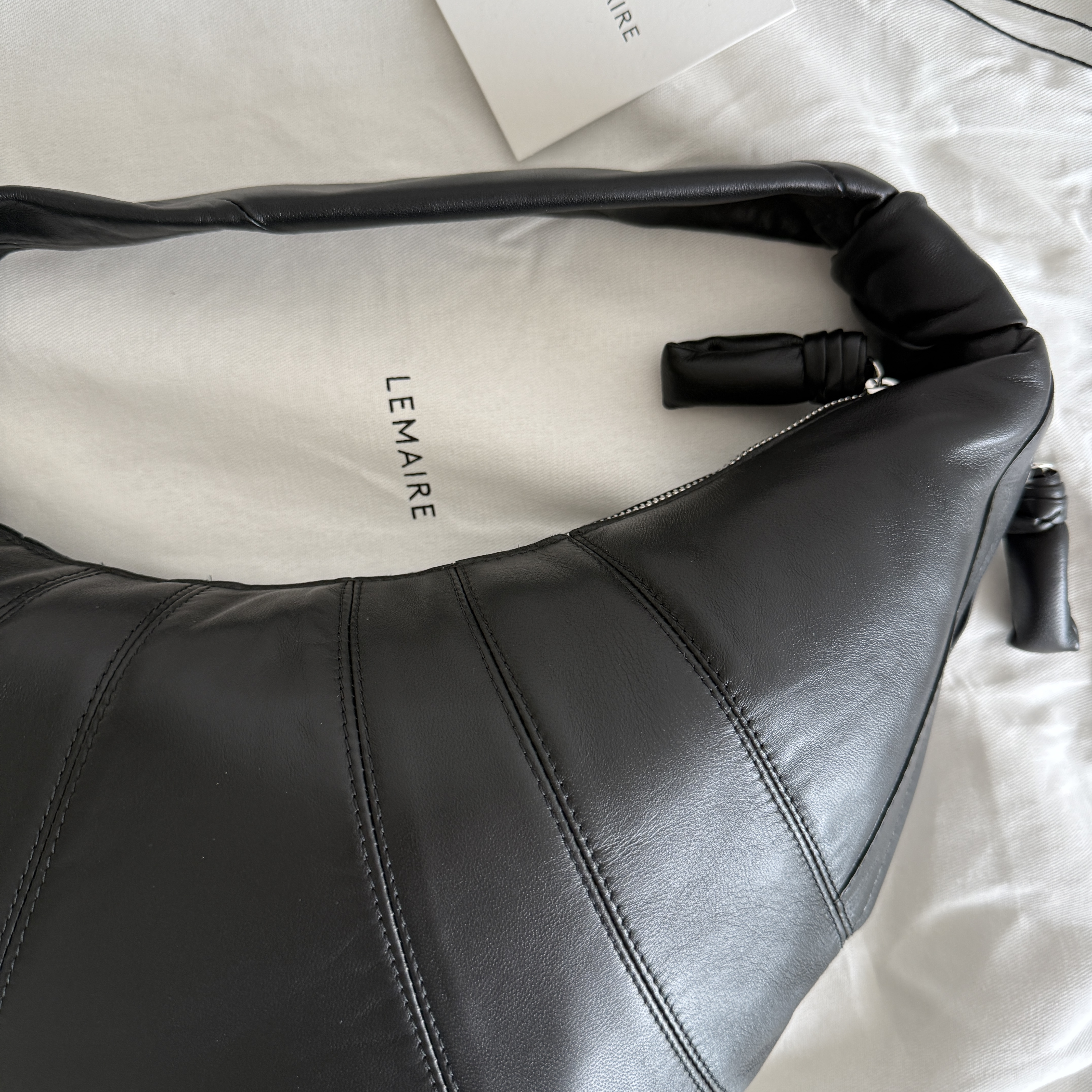 Lemaire Fortune Croissant Bag Soft Nappa Leather Black 착용 스타일