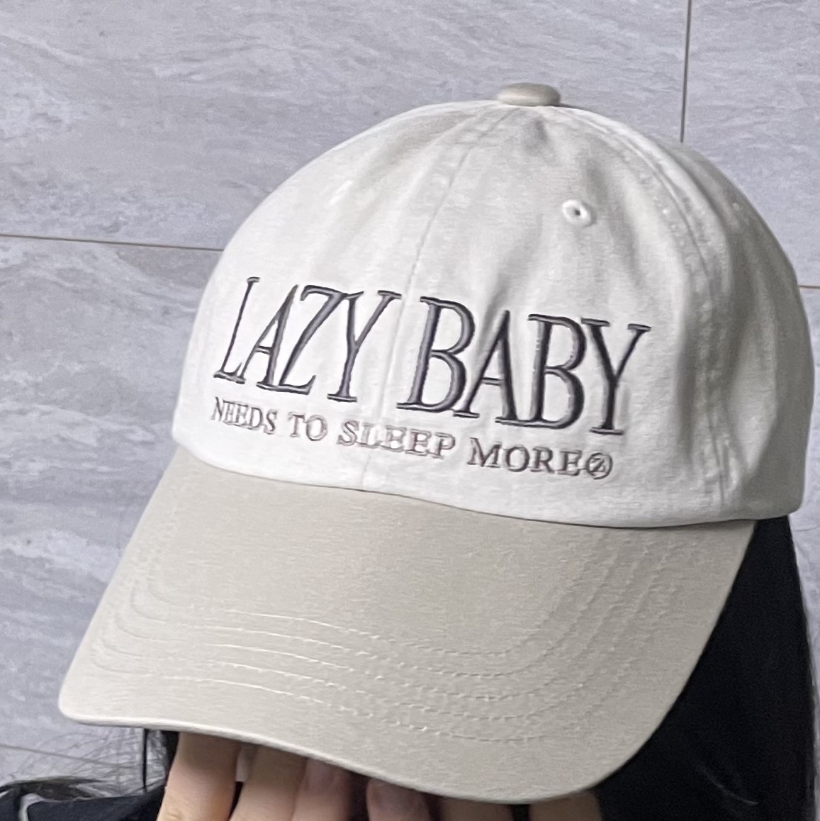 LAZYZ 90s Lazy Baby Ball Cap Ecru/Beige 착용 스타일