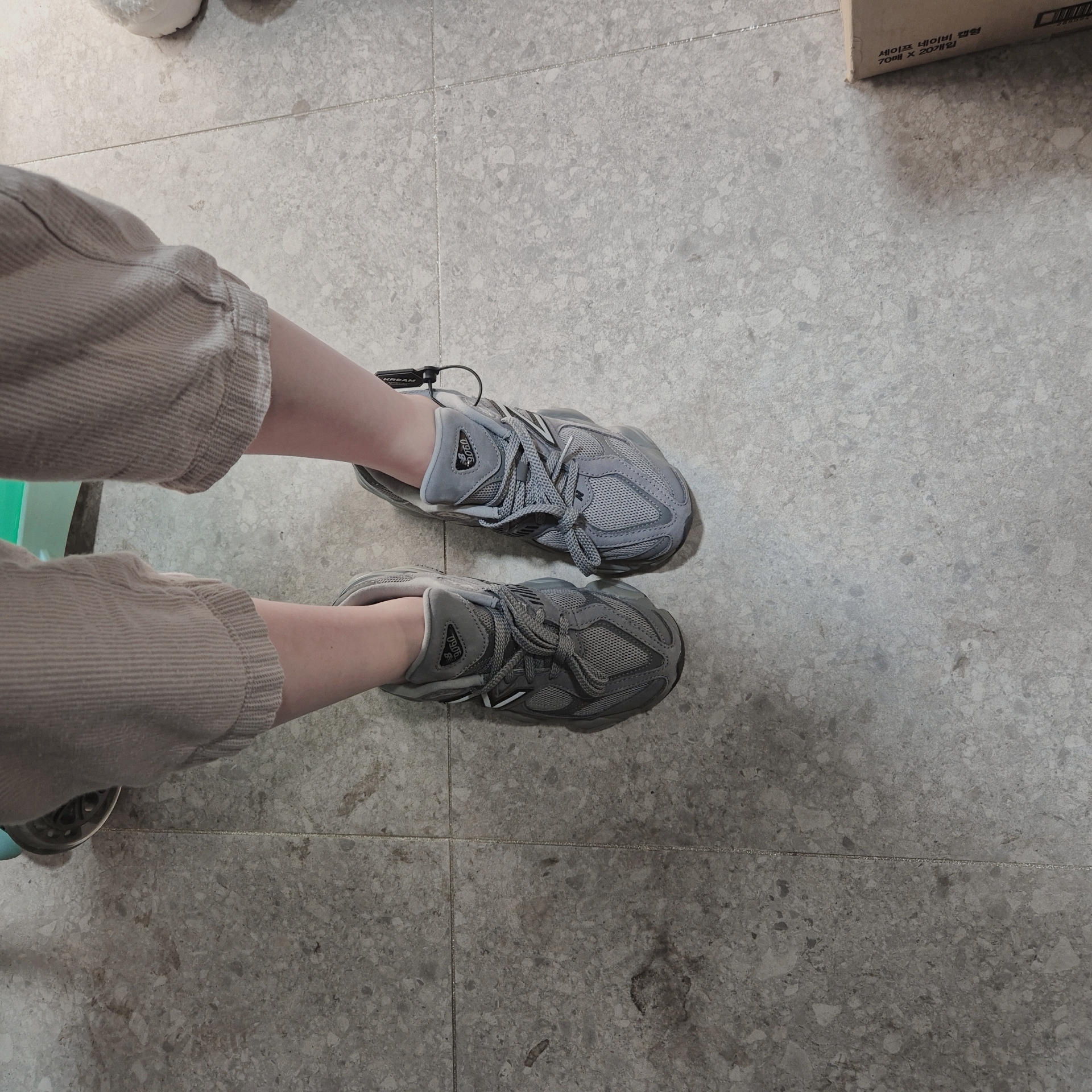 New Balance 9060 Shadow Grey Castlerock 착용 스타일