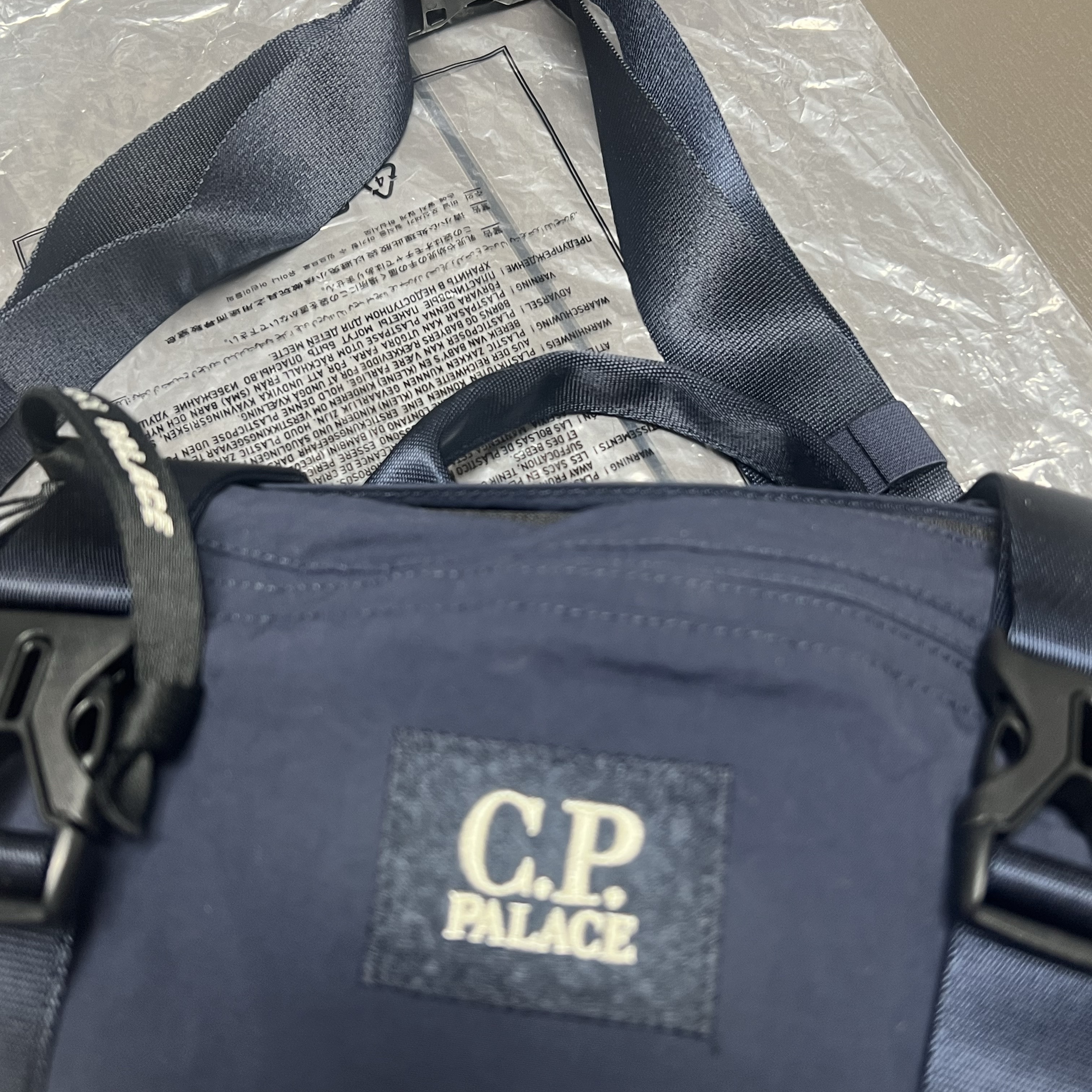 Palace x C.P. Company Plain Paper Touch Shoulder Bag Navy - 25SS 착용 스타일 - 6