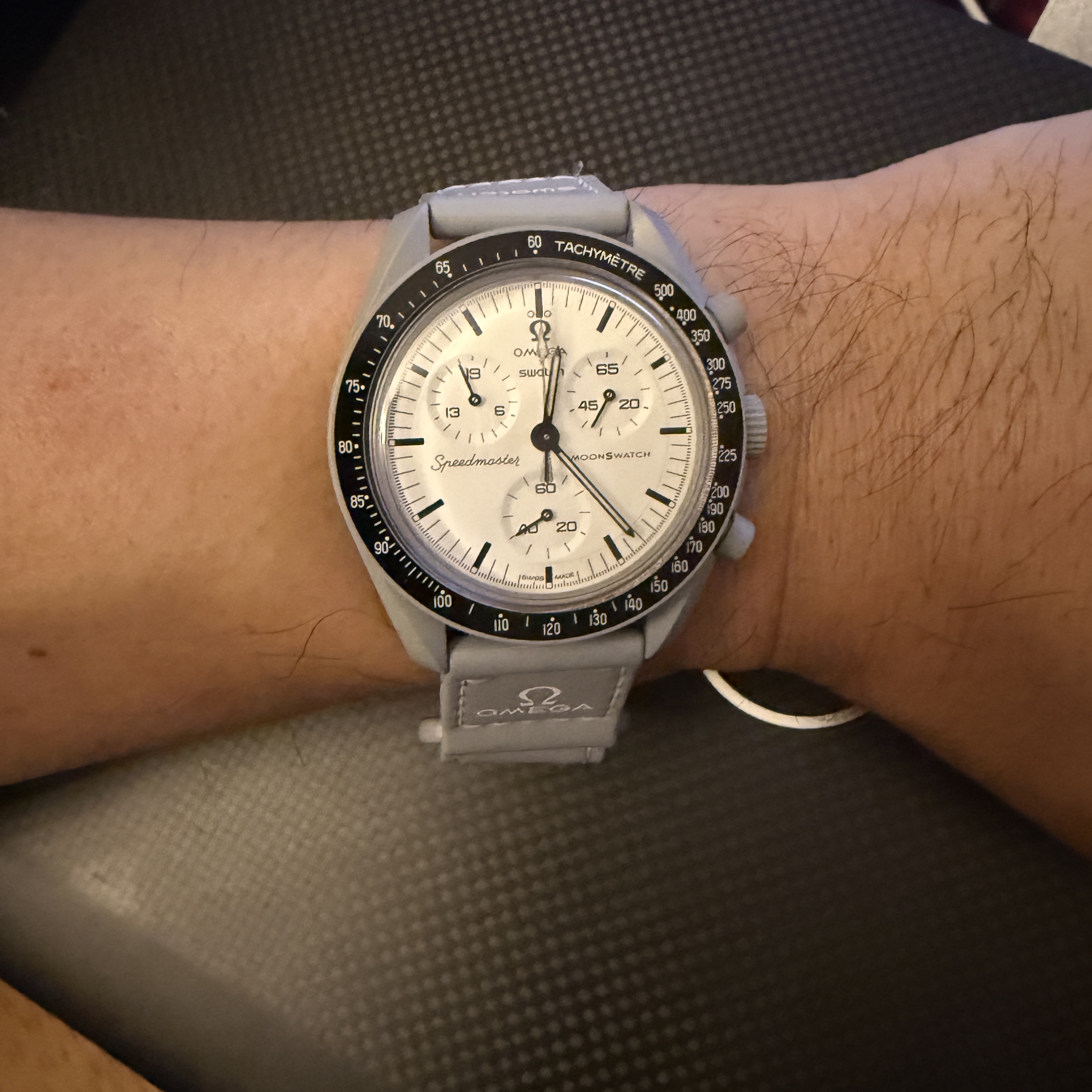 Swatch x Omega Bioceramic MoonSwatch 1965 Grey White 착용 스타일