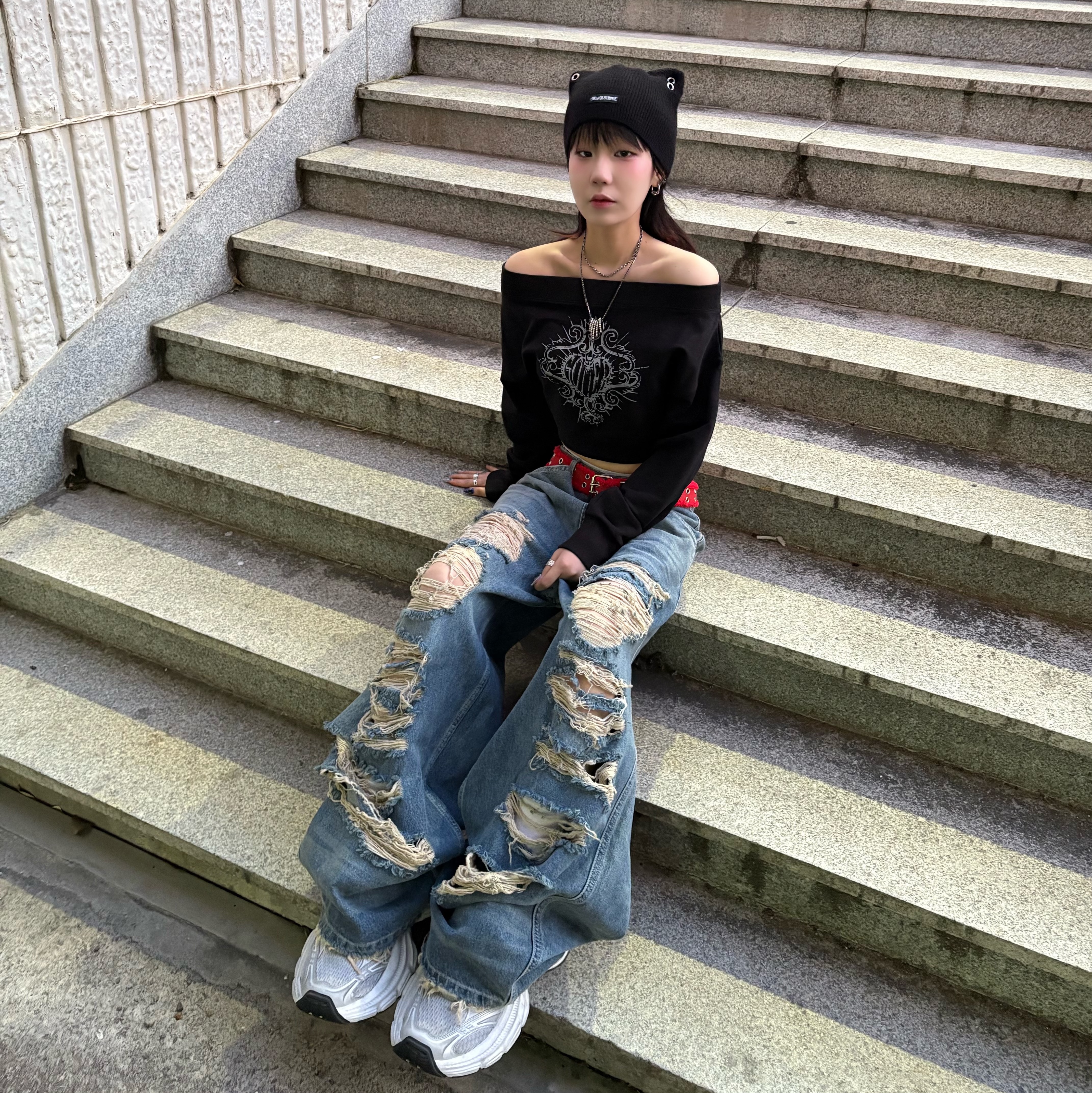 발렌시아가 10XL 스니커즈 화이트 그레이 실버 블랙 착용 스타일 - 1