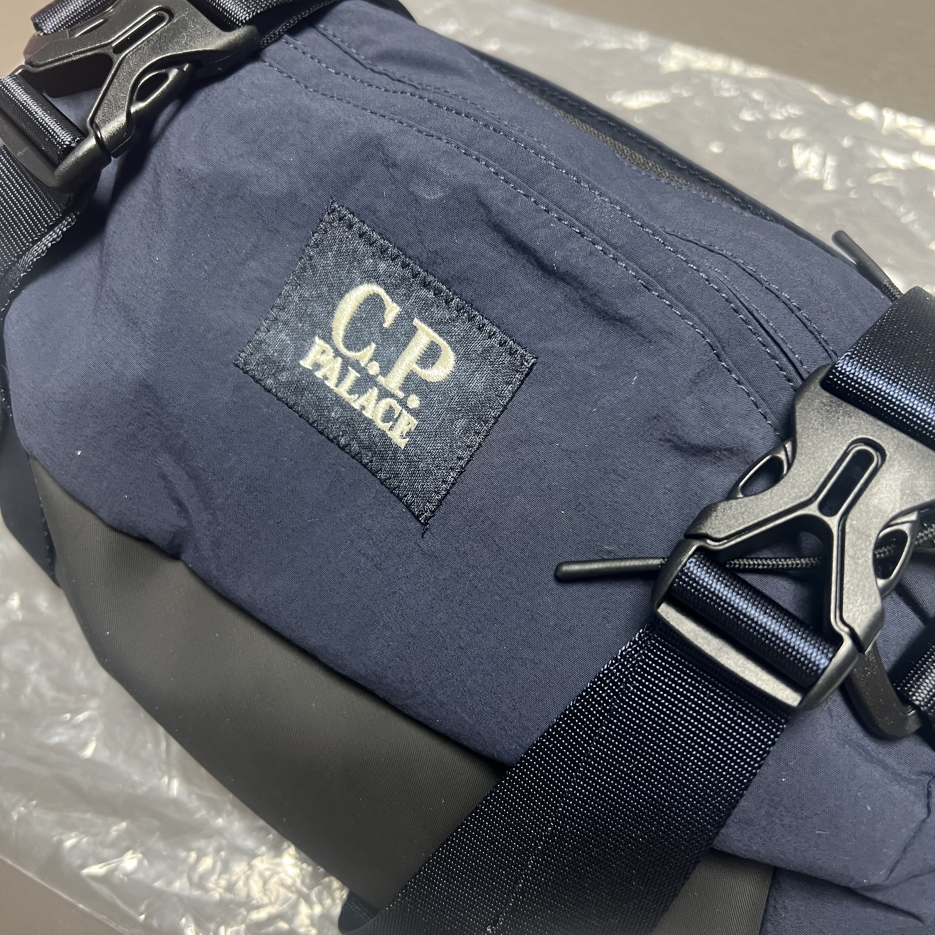 Palace x C.P. Company Plain Paper Touch Shoulder Bag Navy - 25SS 착용 스타일 - 2