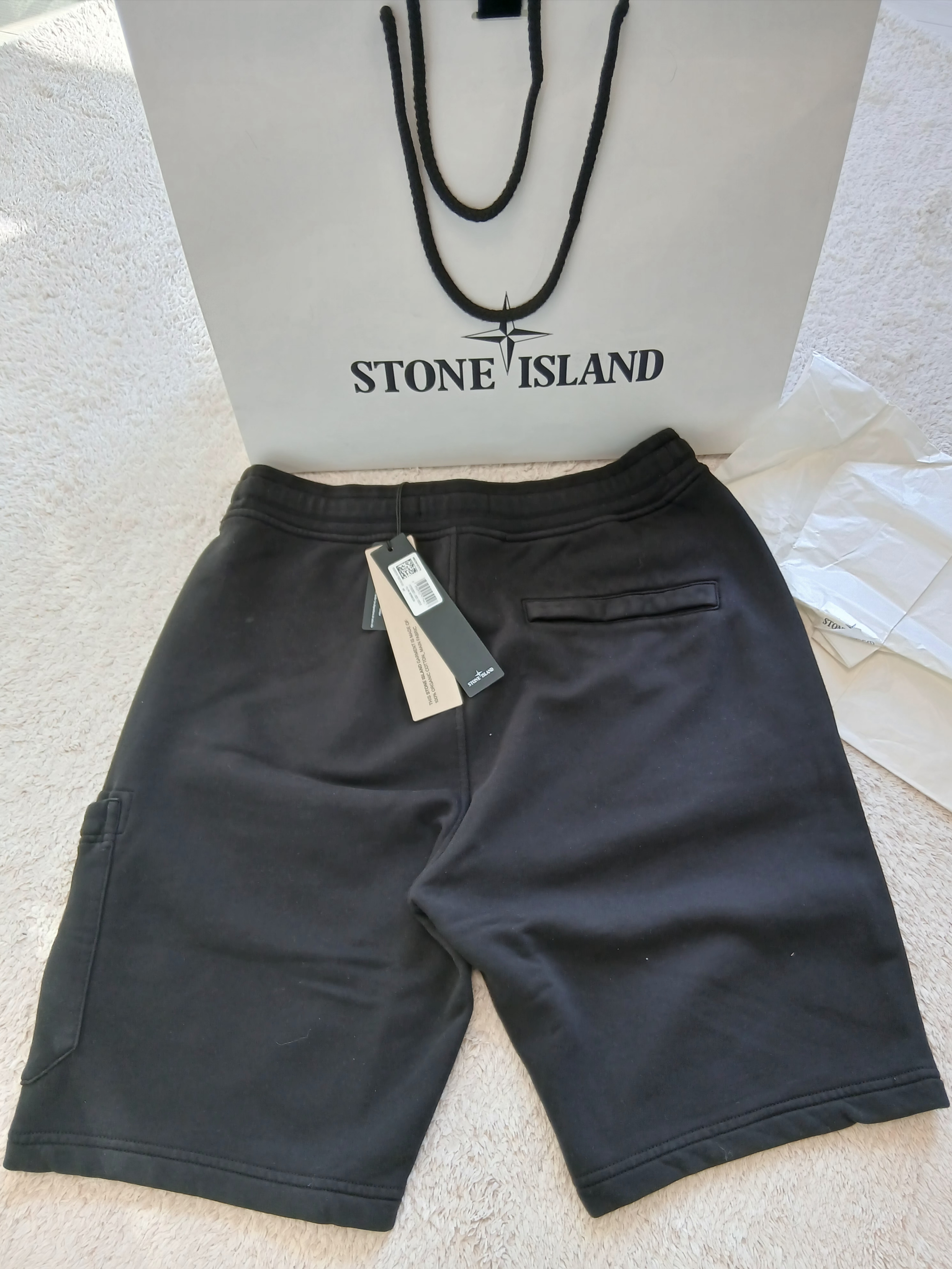 Stone Island 6200012 Organic Cotton Fleece Pocket Details Cargo Bermuda Shorts Black - 25SS 착용 스타일 - 2