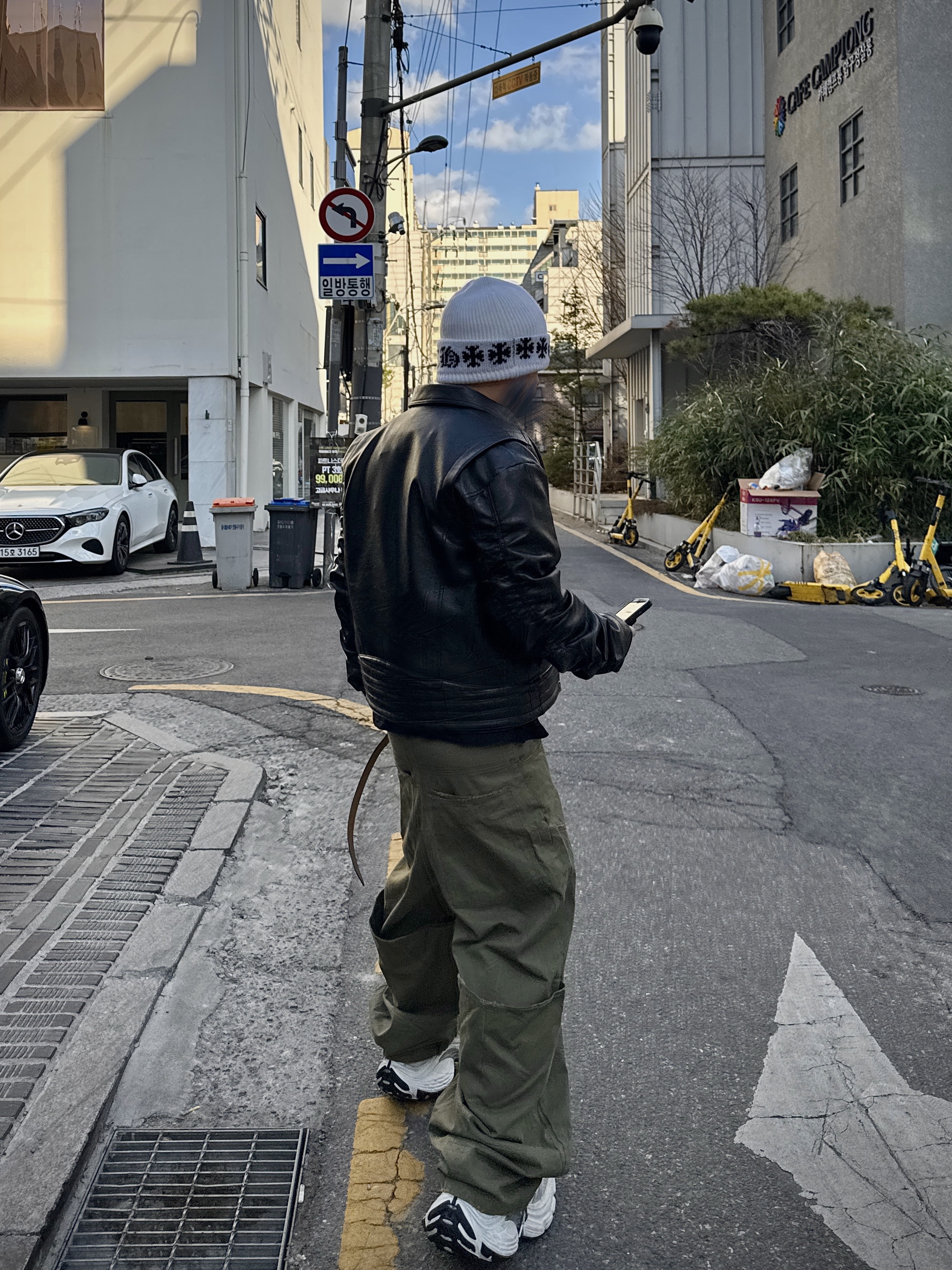 Chrome Hearts Big Daddy Cashmere Beanie White, Balenciaga 10XL Sneakers White Grey Silver Black 착용 스타일