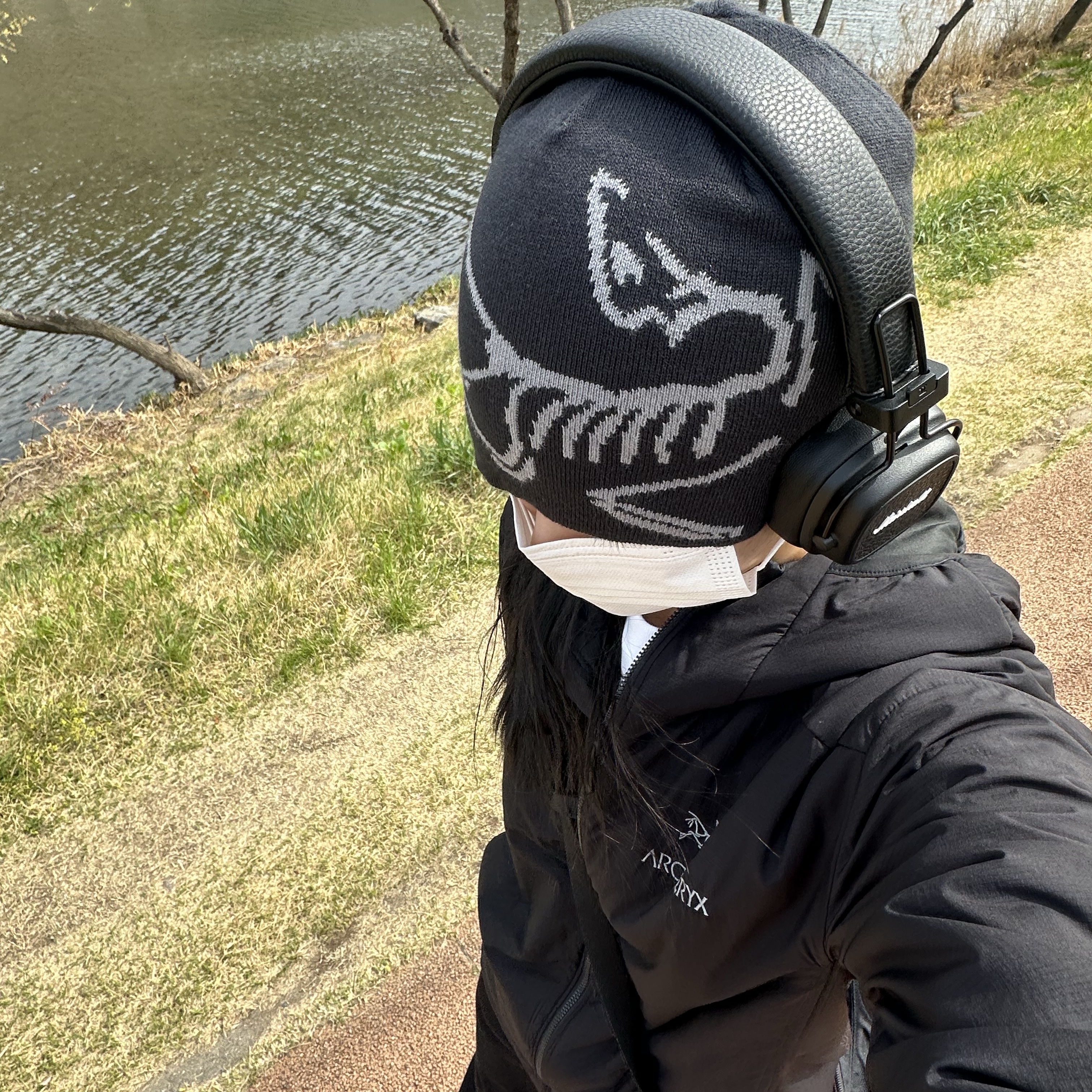 Arc'teryx Atom Hoody Black, Arc'teryx Arc'Multi Bird Logo LS T-Shirt White Light 착용 스타일 - 2