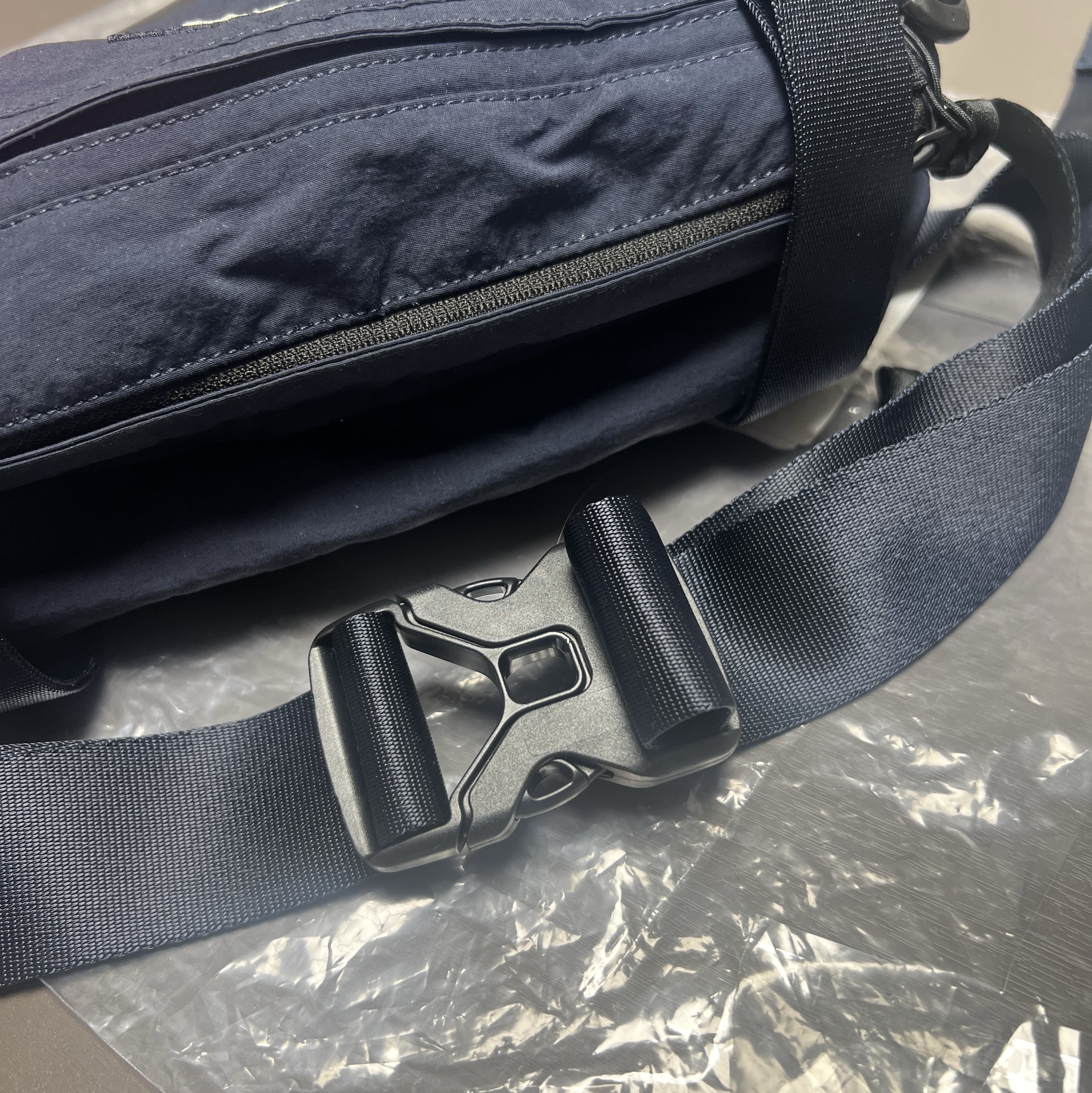 Palace x C.P. Company Plain Paper Touch Shoulder Bag Navy - 25SS 착용 스타일 - 3