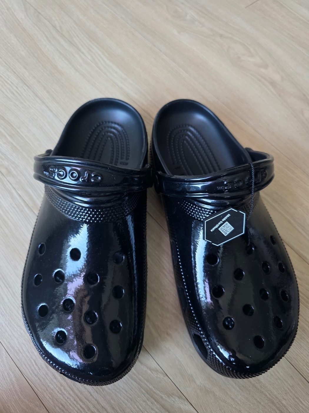 Crocs Classic High Shine Clog Black 착용 스타일