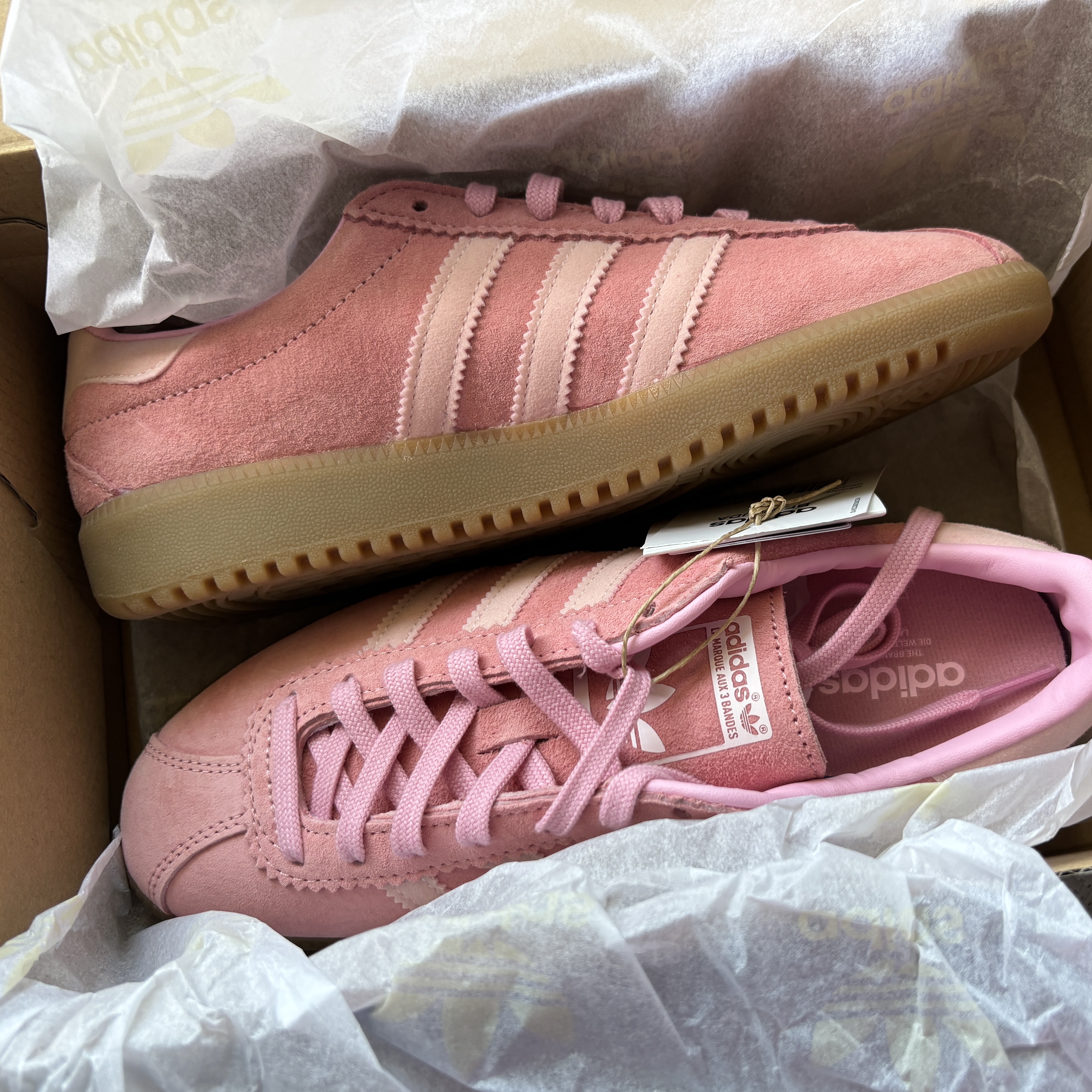 Adidas Bermuda Glow Pink 착용 스타일