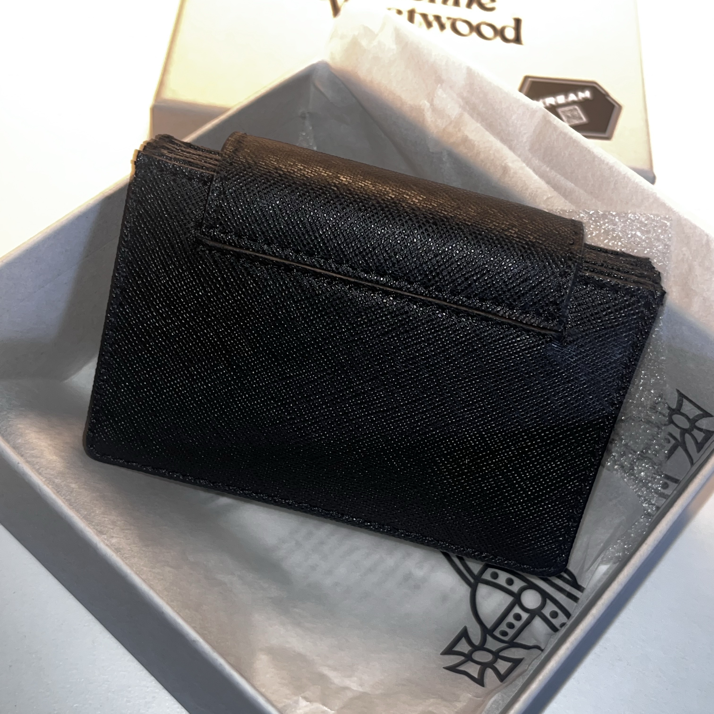 Vivienne Westwood Saffiano Flap Card Holder Black 착용 스타일 - 2