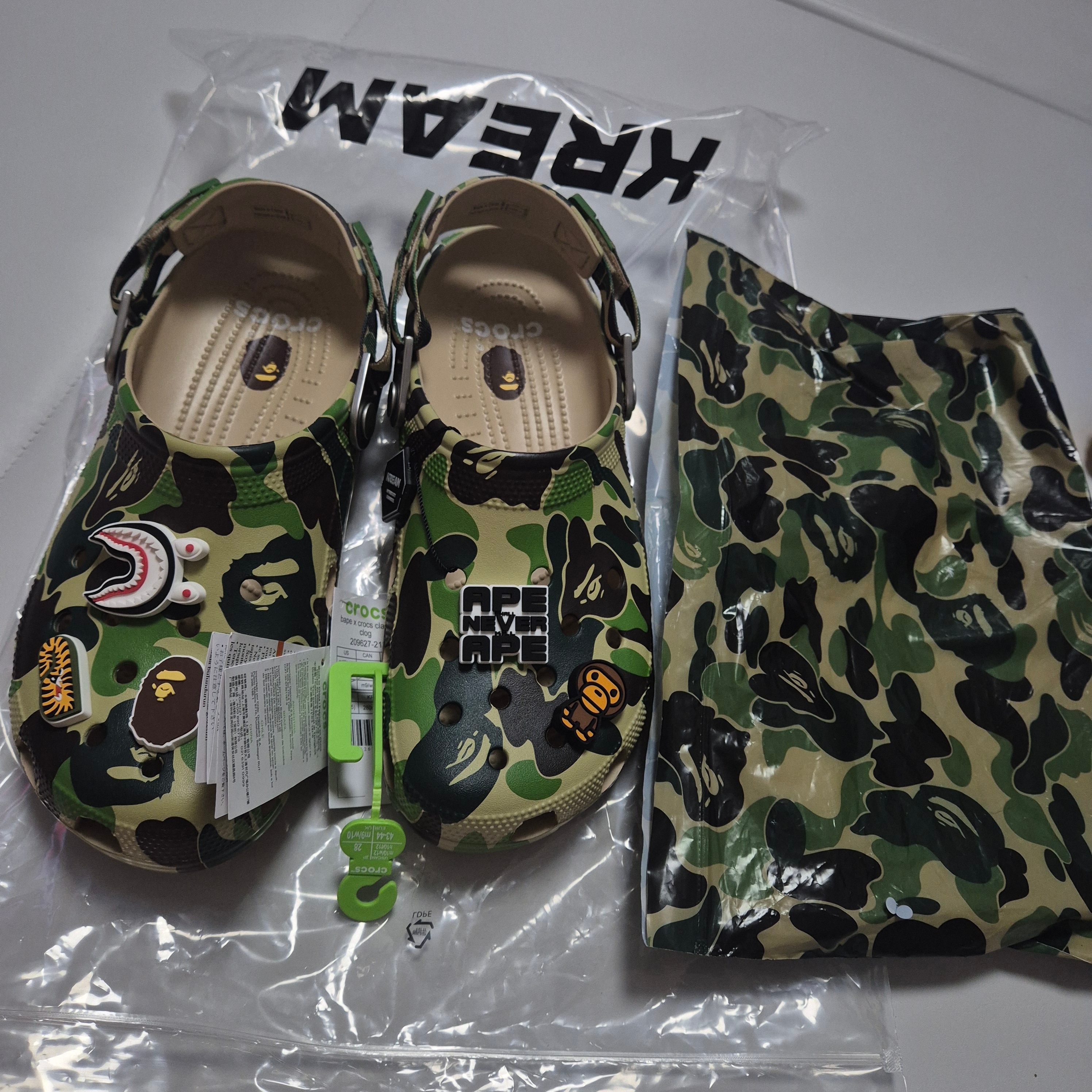 Crocs x BAPE Classic Clog Chai 착용 스타일