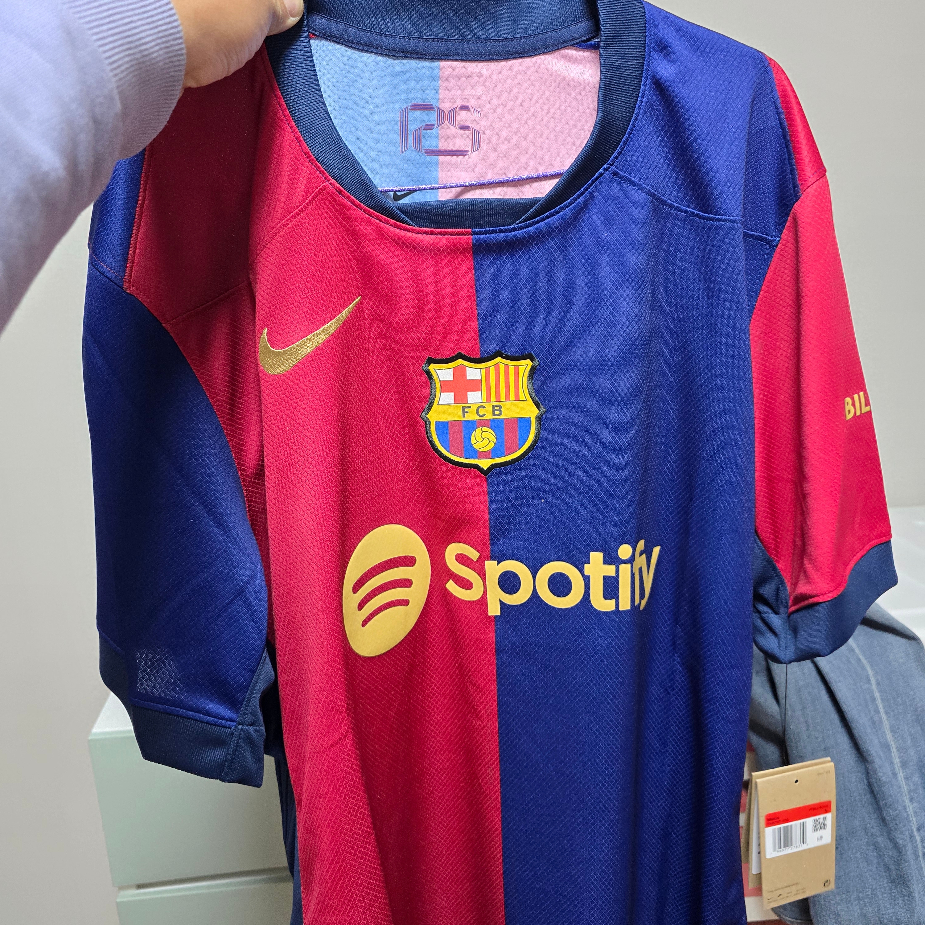 나이키 FC 바르셀로나 2024/25 드라이핏 스타디움 홈 저지 딥 로얄 블루 노블 레드 (논 마킹 버전) 착용 스타일