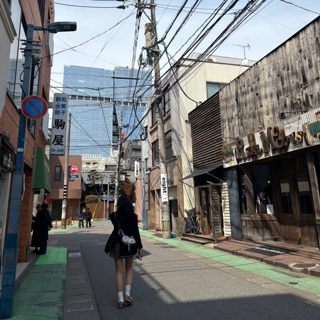 아디다스 x 송 포 더 뮤트 컨트리 OG 브론즈 스트라타 와일드 브라운, 발렌시아가 아레나 램스킨 르 카골 XS 숄더백 블랙 착용 스타일 - 2