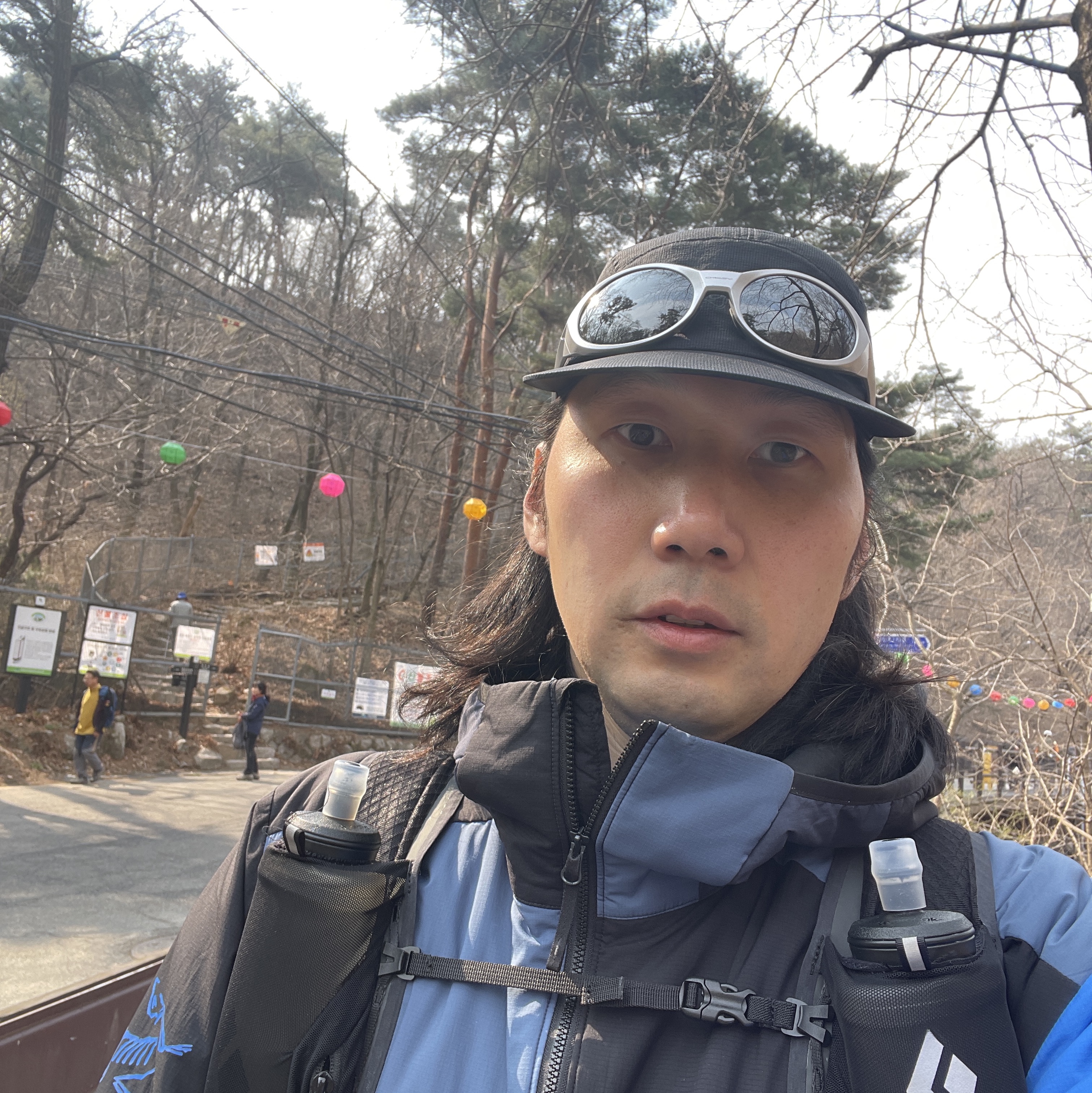 Arc'teryx Norvan Regular Brim Hat Black, Oakley Eye Jacket Redux Silver Frame Prizm Black Polarized Lenses High Bridge Fit 착용 스타일