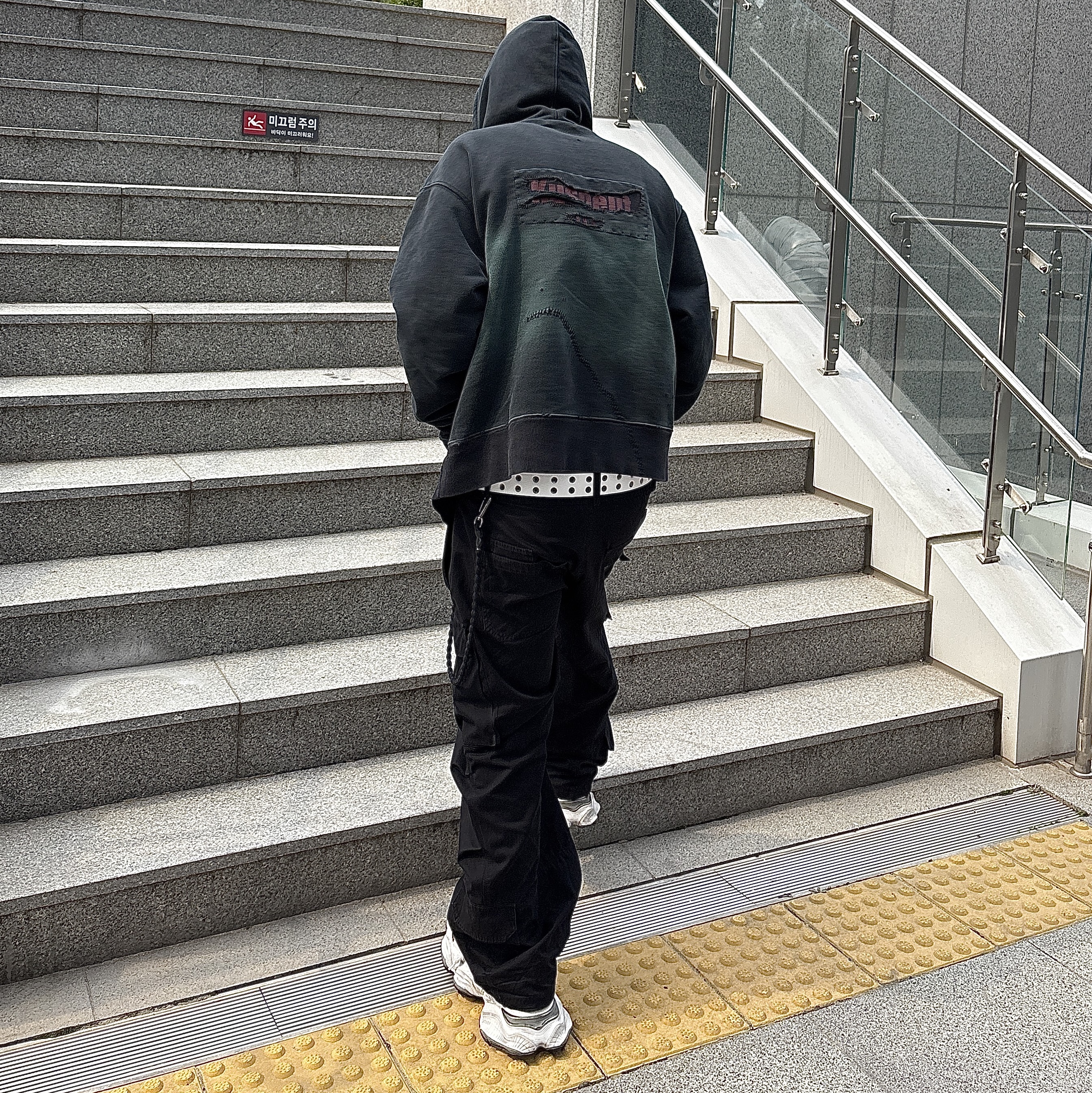 Flavorism VTG Washed Cargo Pants Black, Balenciaga Cargo Sneakers White Grey 착용 스타일 - 1