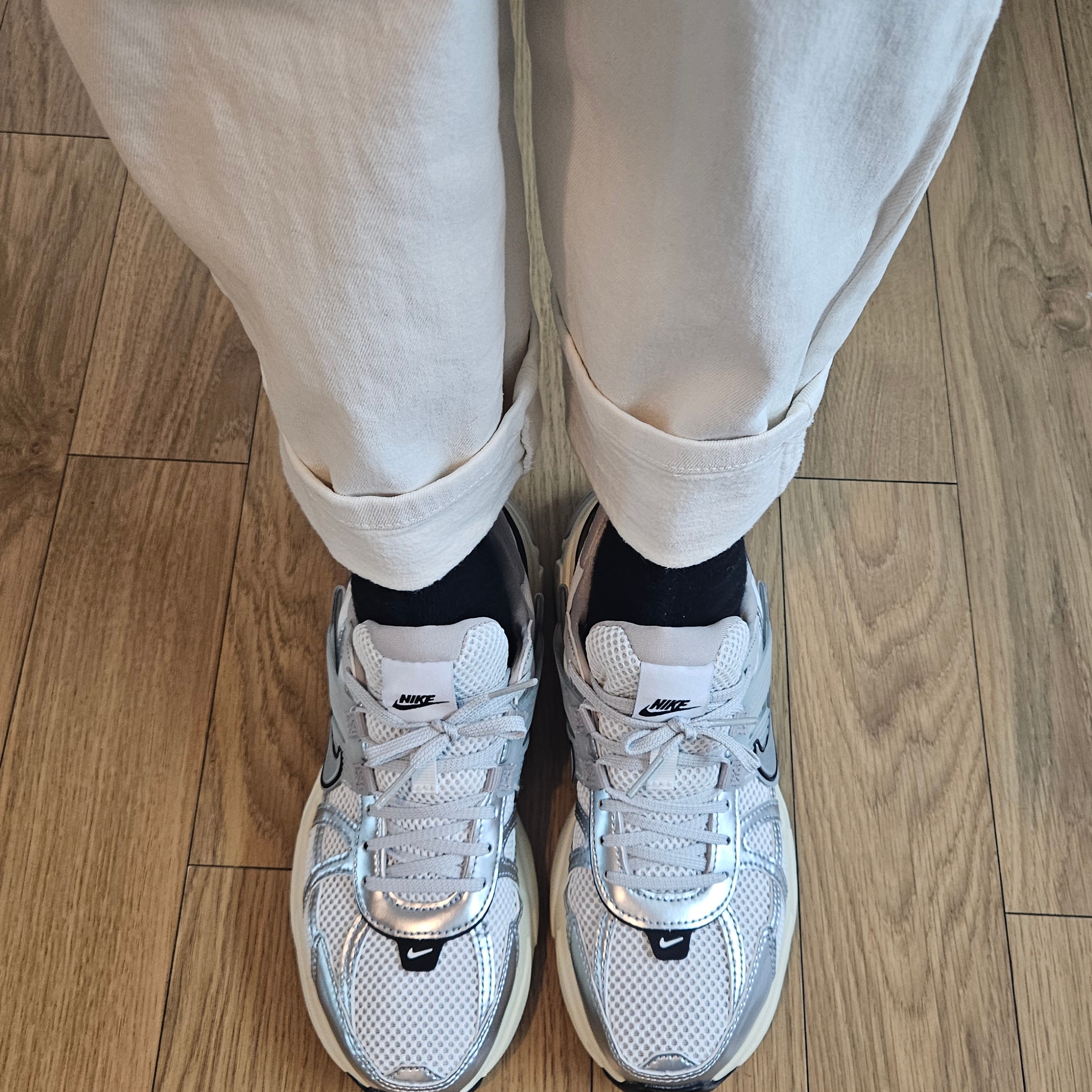 Nike V2K Run Summit White Metallic Silver 착용 스타일