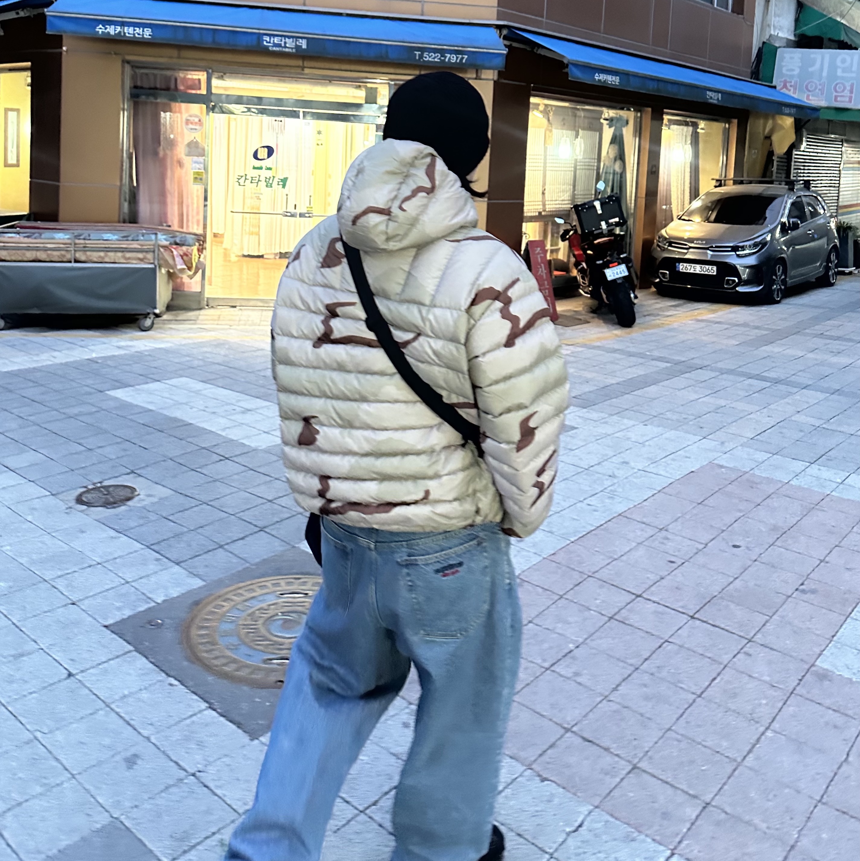 Supreme Micro Down Half Zip Hooded Pullover Desert Camo - 24FW, Supreme Baggy Jean Washed Indigo - 24FW 착용 스타일 - 2