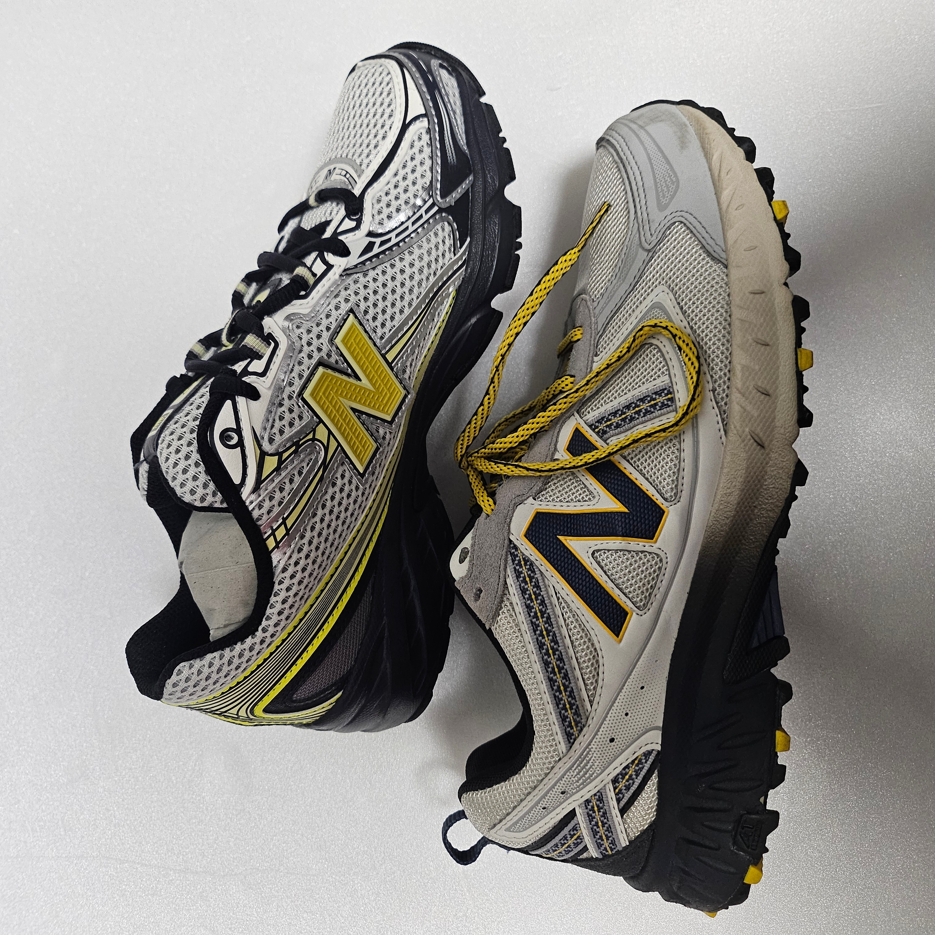 New Balance 410v5 Ivory Yellow - 2E Wide 착용 스타일 - 1