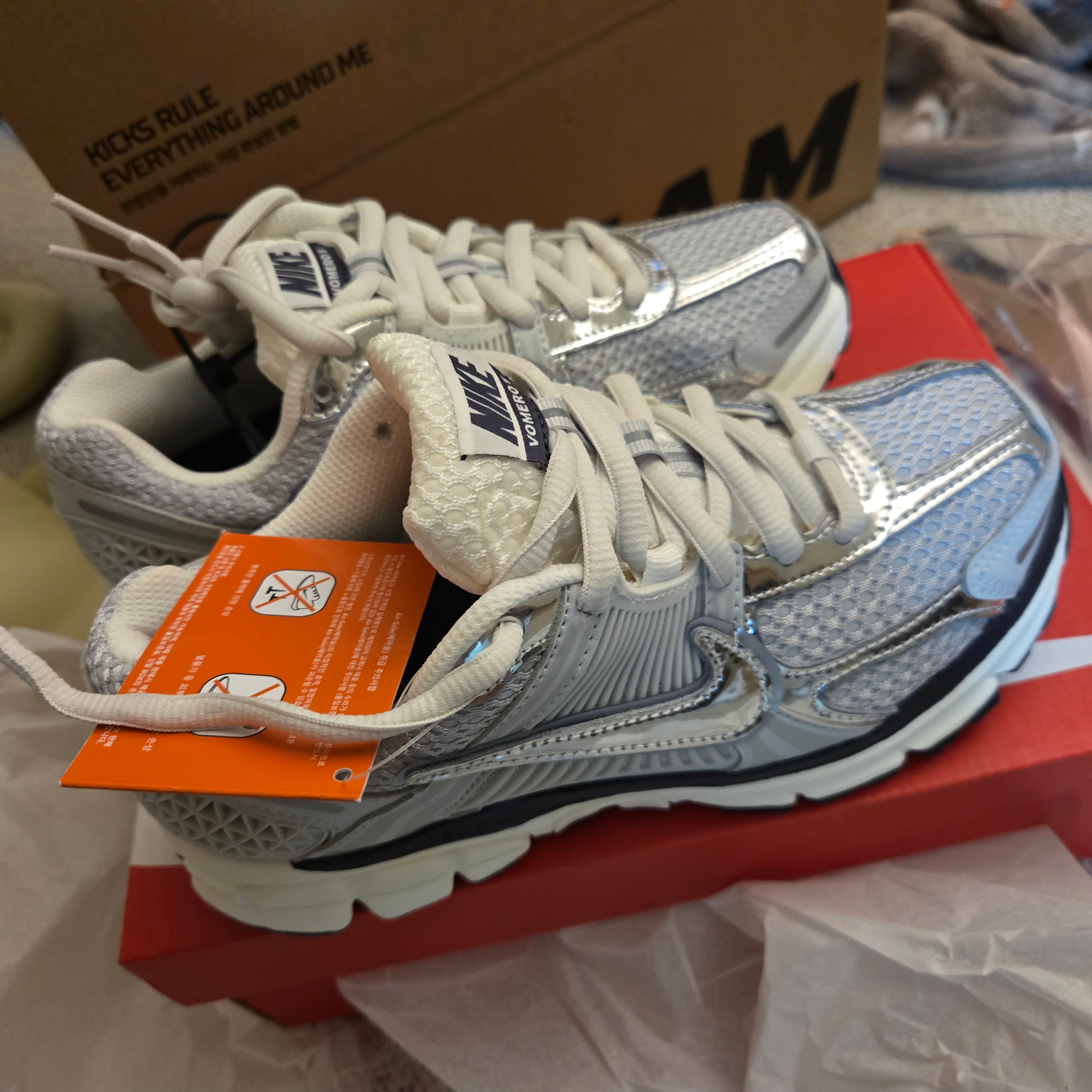 (W) Nike Zoom Vomero 5 Photon Dust and Metallic Silver 착용 스타일