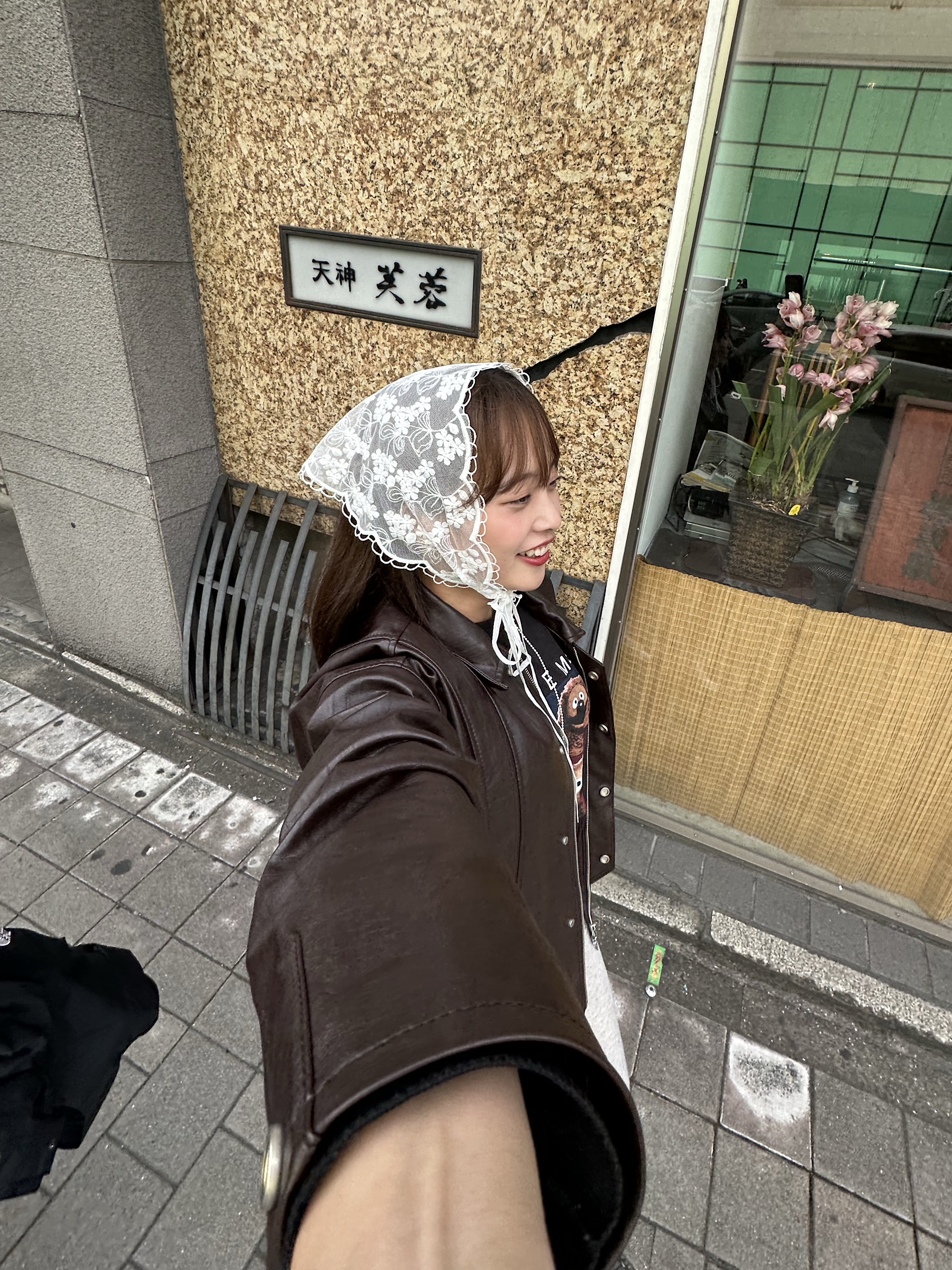 슈프림 롤프 티셔츠 블랙 - 24SS, (W) 아식스 젤 카야노 14 화이트 미드나잇 착용 스타일 - 4