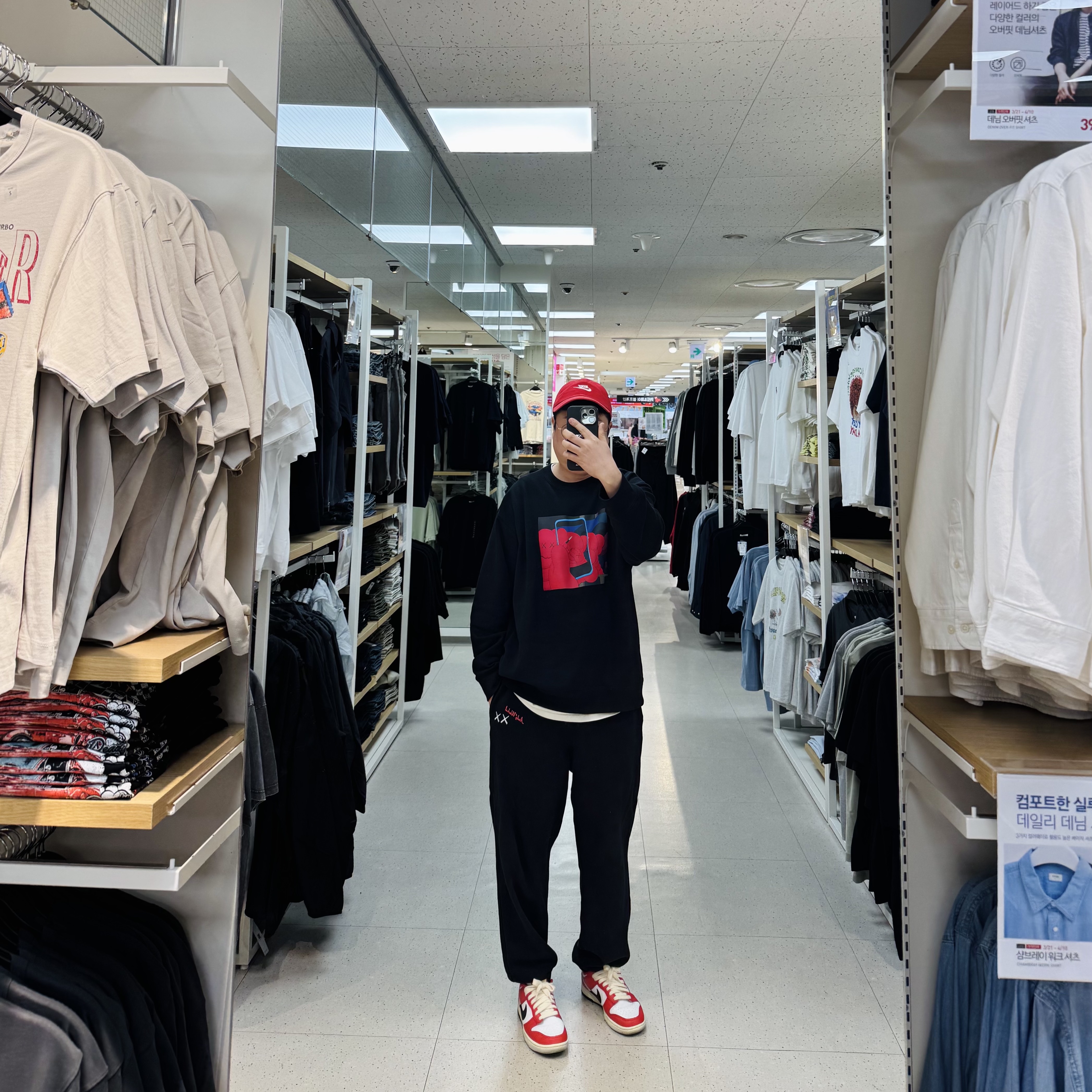 Nike Heritage 86 Futura Washed Cap University Red, Uniqlo UT x Kaws x Warhol Sweatshirt Black - KR 착용 스타일