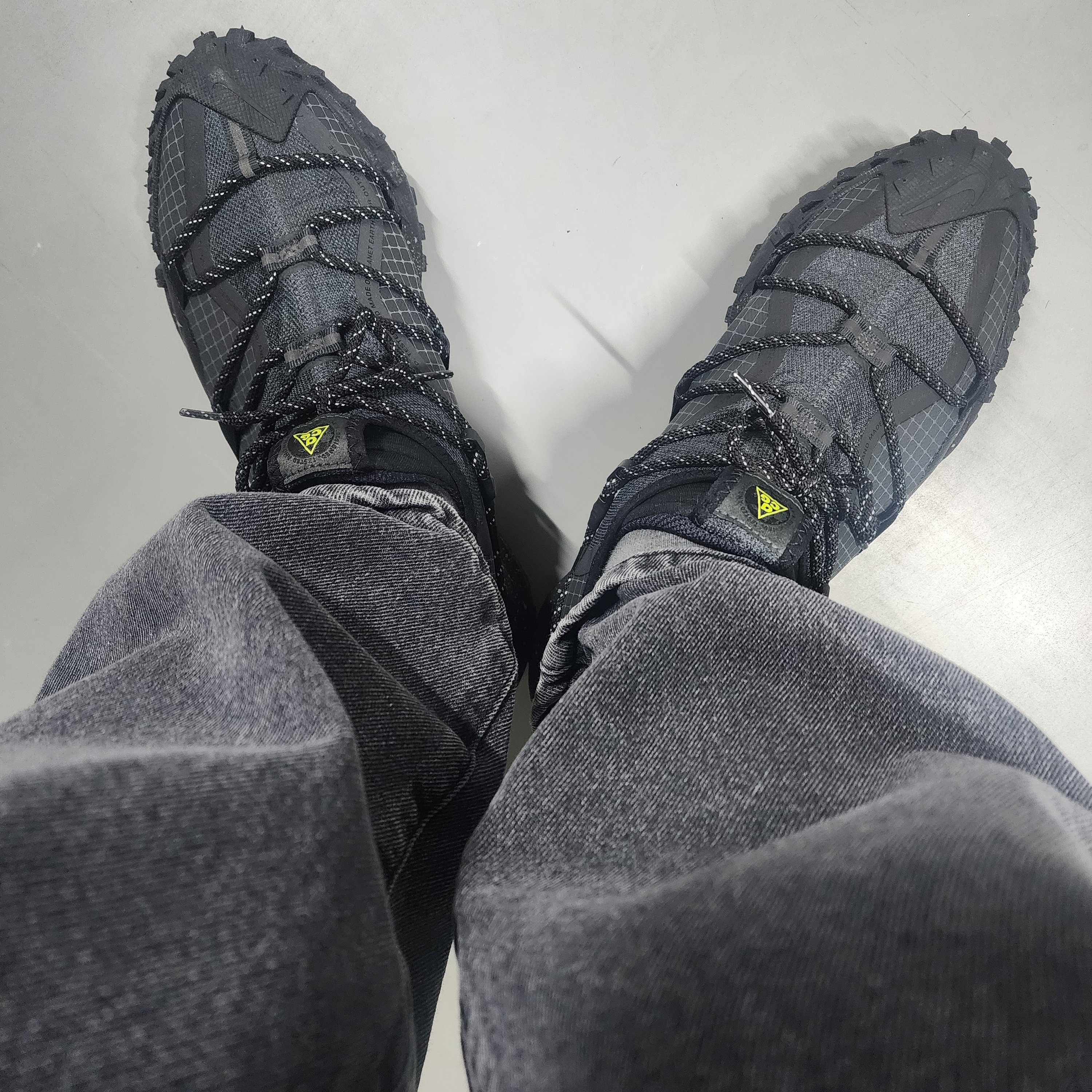 Nike ACG Mountain Fly Low Gore-Tex SE Dark Smoke Grey 착용 스타일