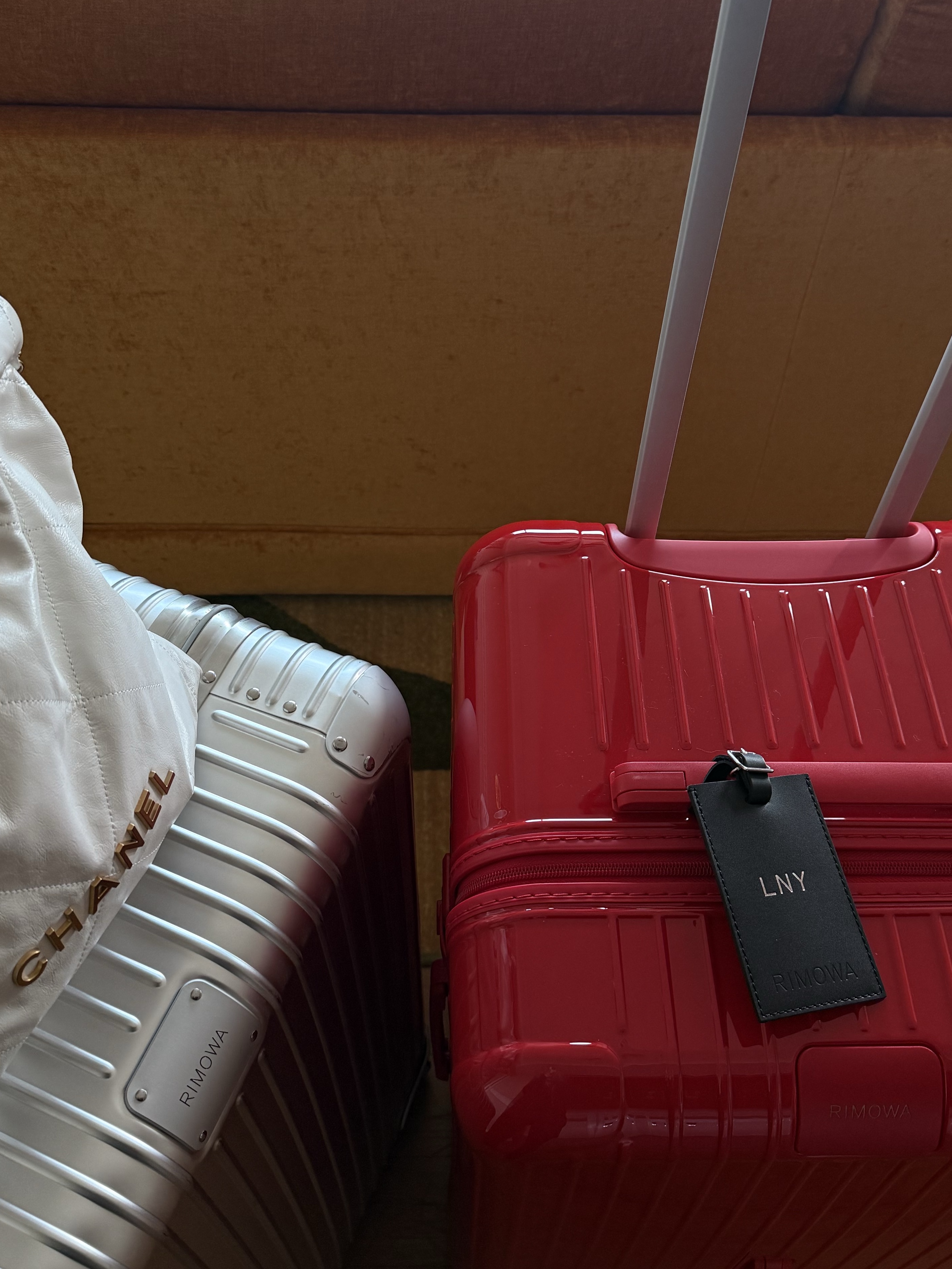 Rimowa Essential Trunk Plus Gloss Red, Rimowa Original Check-In Large Aluminium Suitcase Silver 착용 스타일 - 2