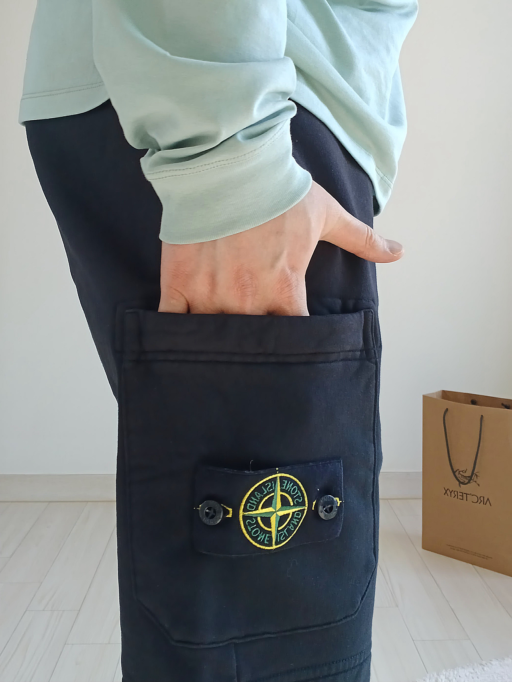 Arc'teryx Kragg SL Cotton Bird Tile LS Shirt Stone Green Phosphorescent, Stone Island 6200012 Organic Cotton Fleece Pocket Details Cargo Bermuda Shorts Black - 25SS 착용 스타일 - 5