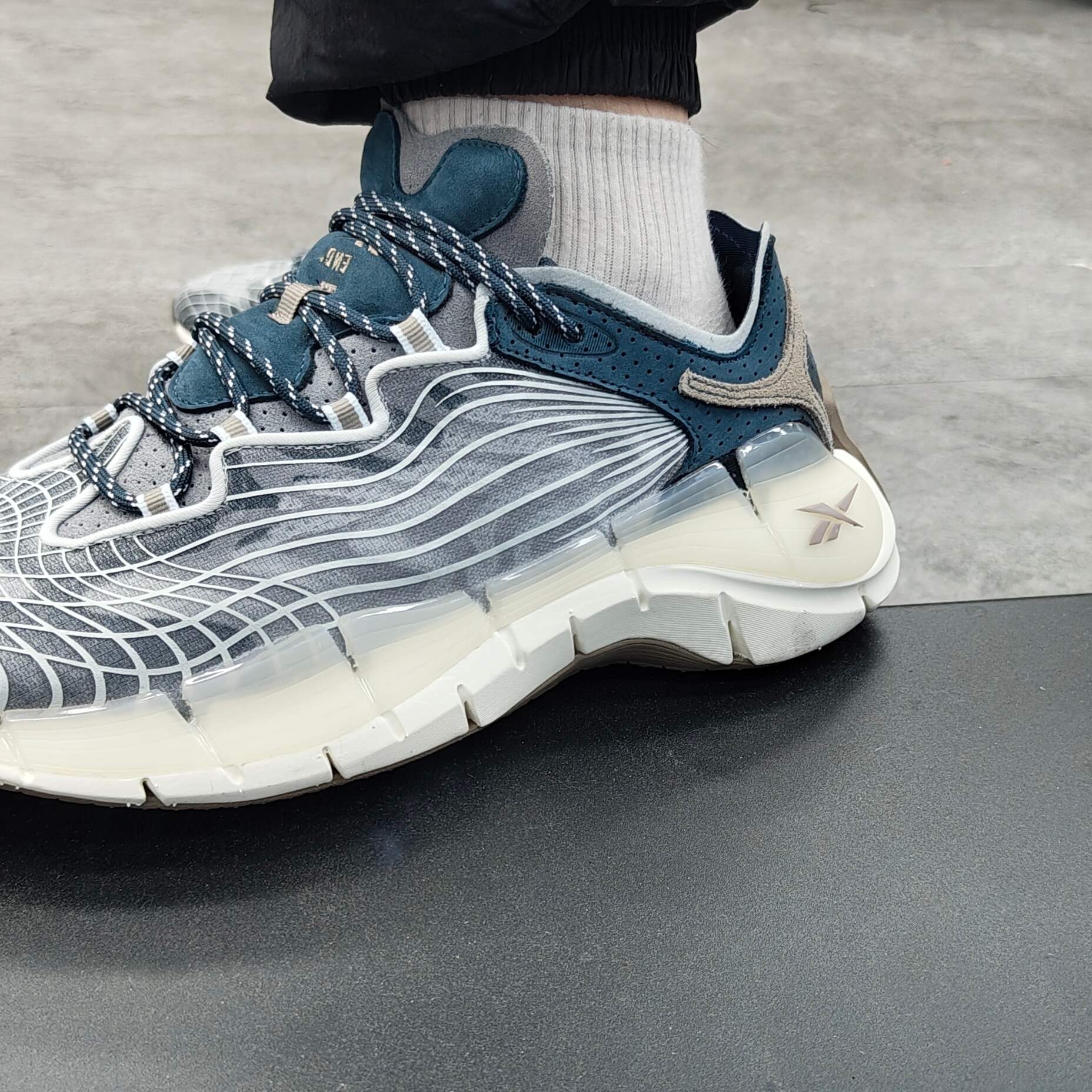 Reebok x END. Zig Kinetica II Jupiter Cold Grey Blue Hills 착용 스타일 - 2