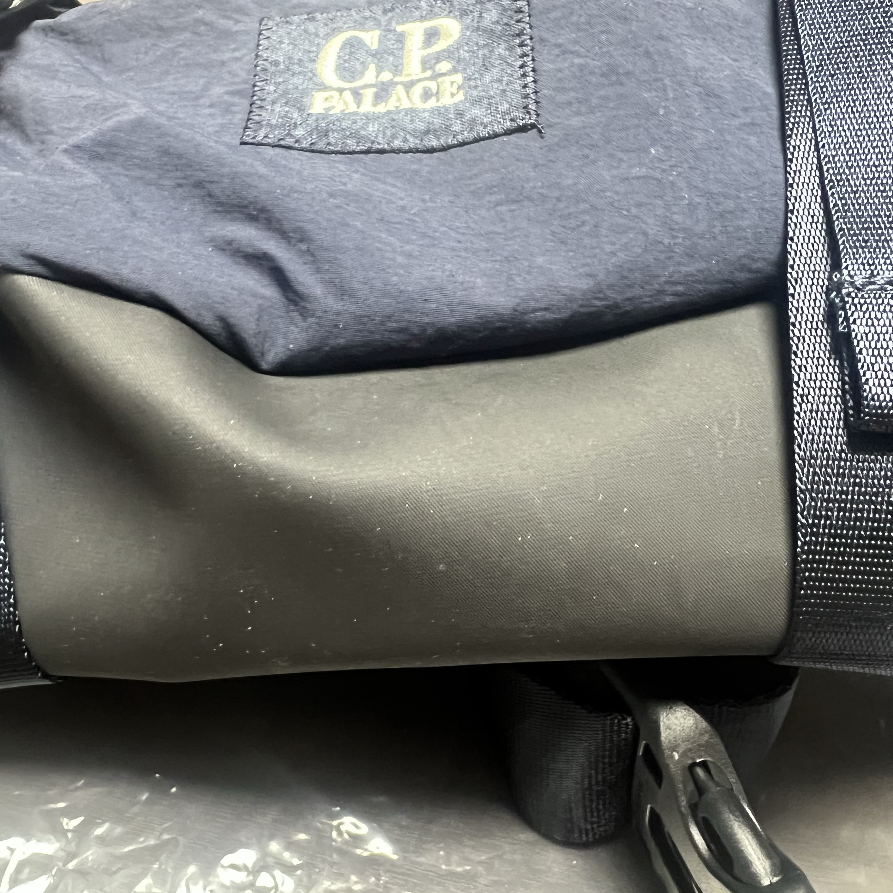 Palace x C.P. Company Plain Paper Touch Shoulder Bag Navy - 25SS 착용 스타일 - 4