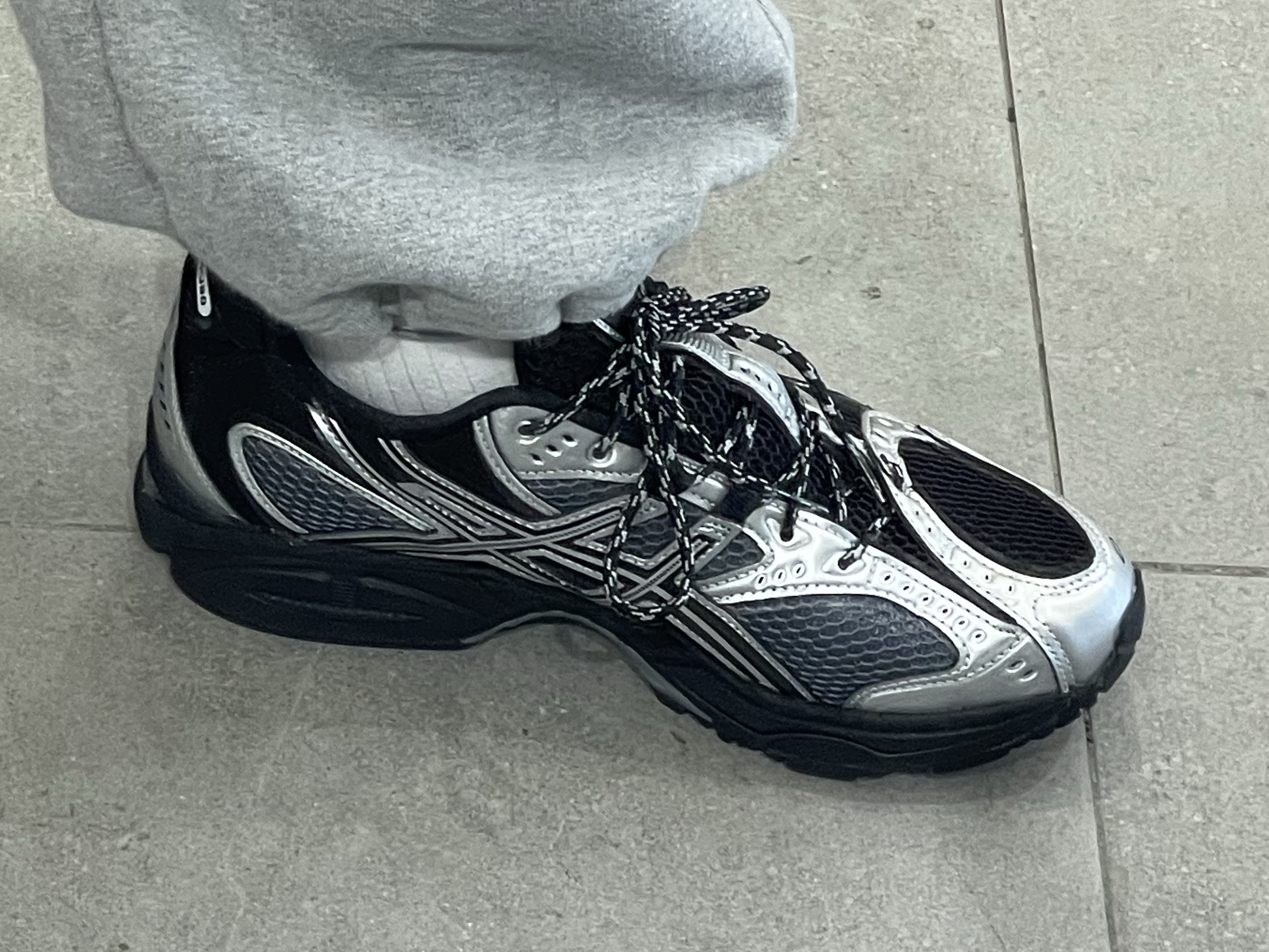 Asics Gel-Nimbus 10.1 Black Pure Silver - Korea Exclusive 착용 스타일 - 4